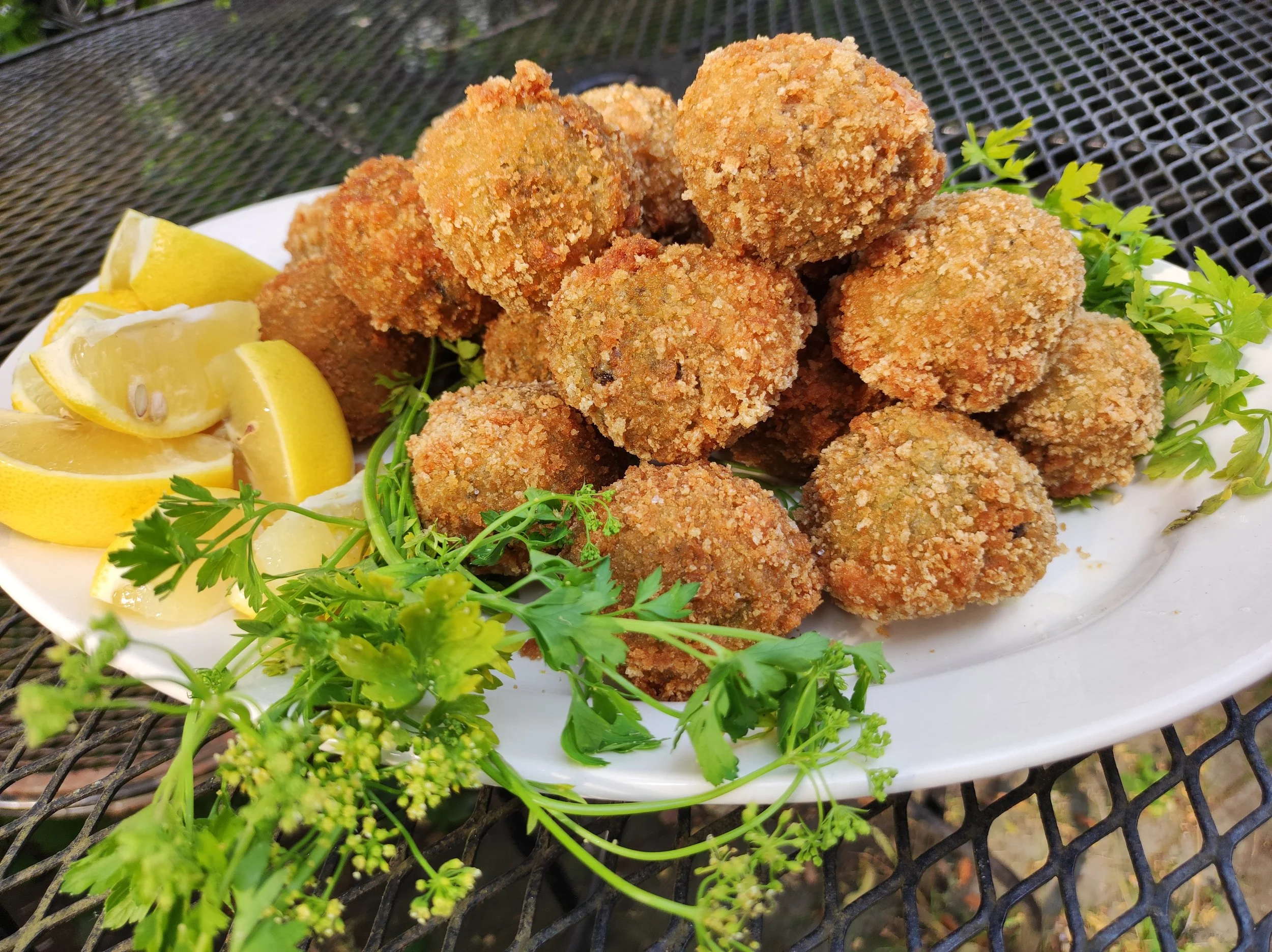 Arancini hebben al menig hart verovert, en terecht! De Italiaanse gefrituurde risottoballetjes zijn onweerstaanbaar, en ik maak ze met een seizoensrisotto en een heerlijke bijpassende mayo.