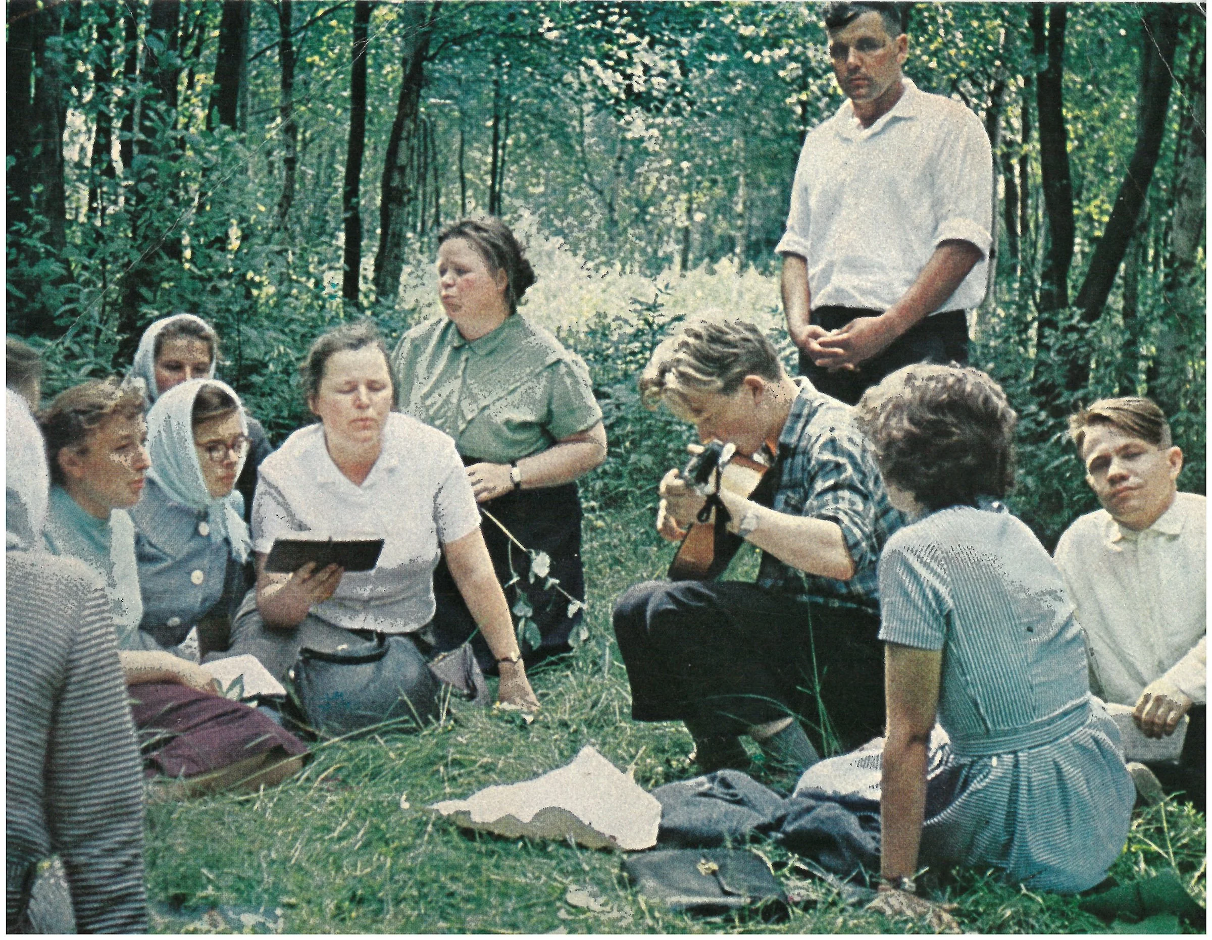 Gruppe russlanddeutscher christlicher Jugendlicher mit Gitarre und Liederbüchern in freier Natur. Sowjetunion, wahrscheinlich in den 1980er Jahren.