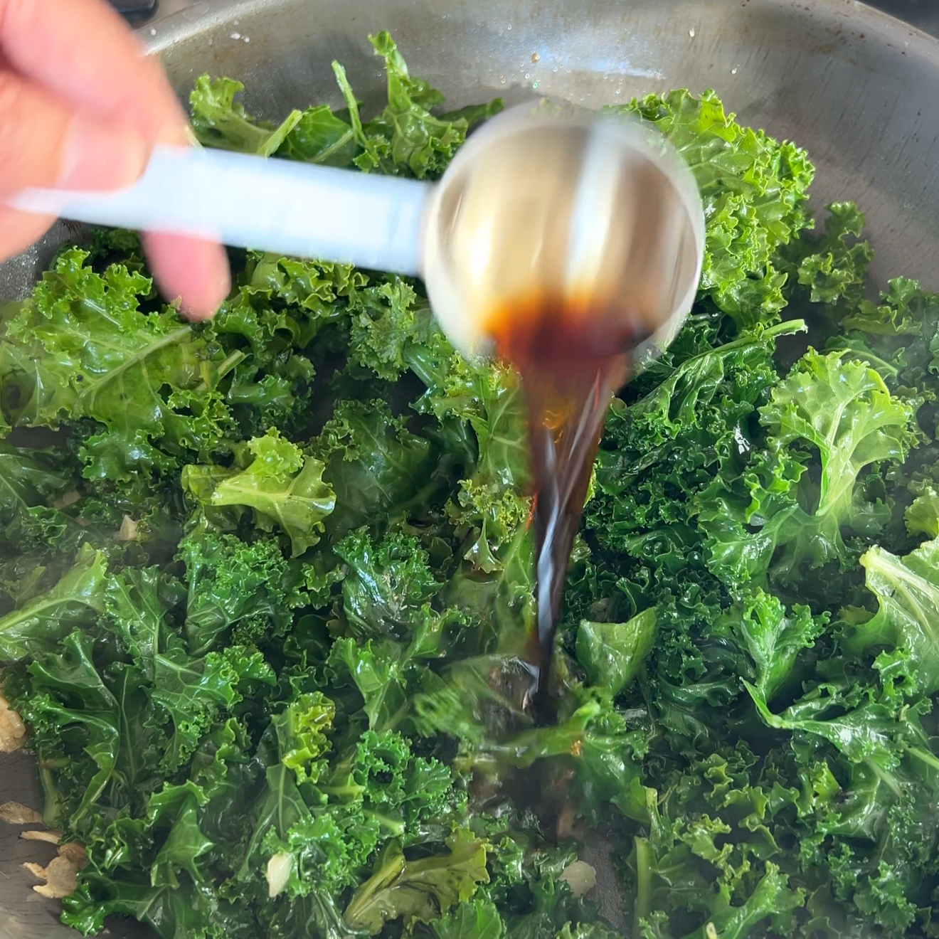 kale+ponzu+garlic+stirfry3.png