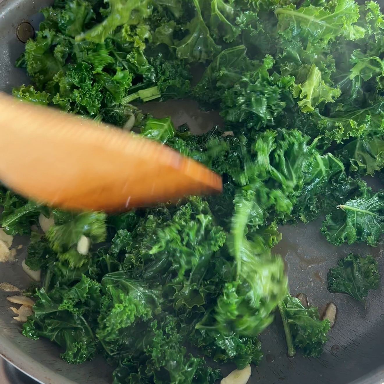 kale+ponzu+garlic+stirfry4.png