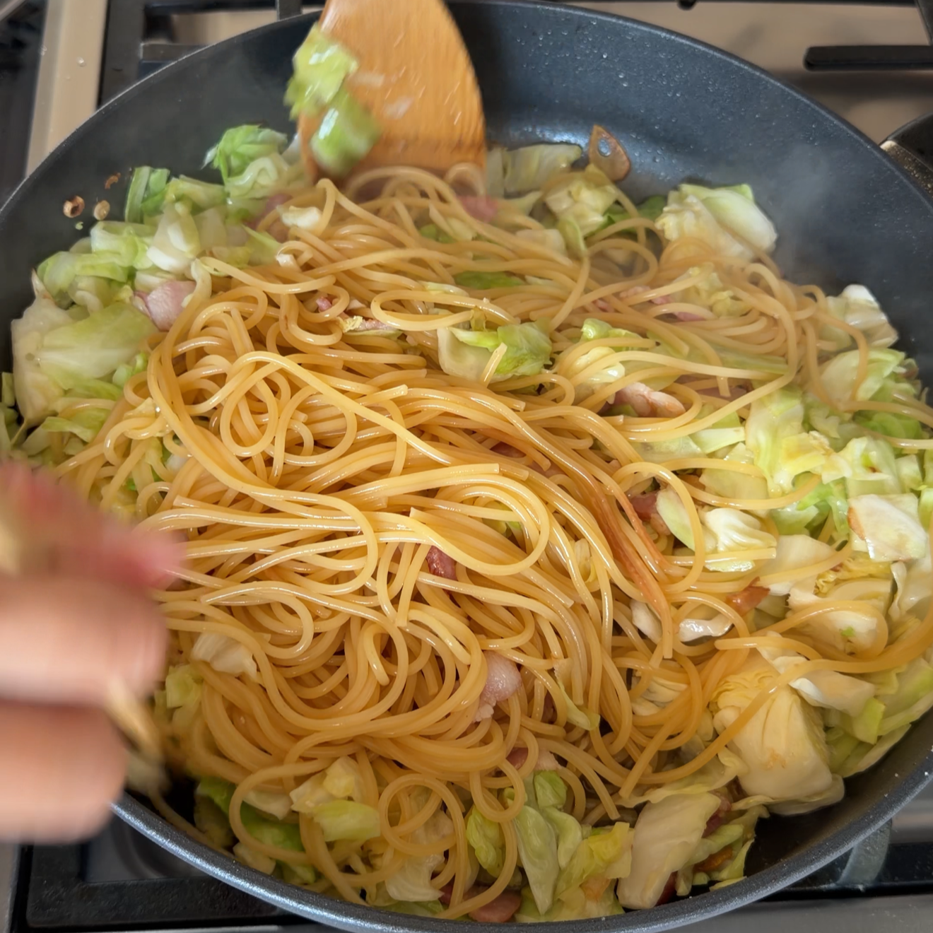 cabbage+bacon+wafu+pasta4.png