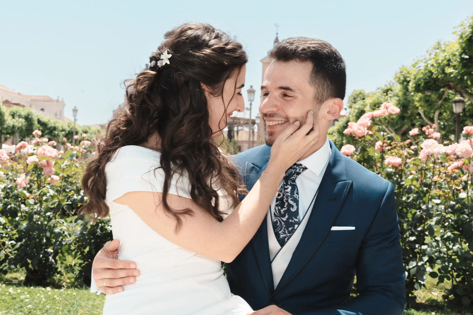 Retrato de pareja en la plaza Cervantes de alcalá de henares