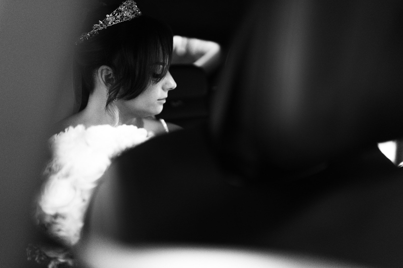 retrato de novia dentro de un coche