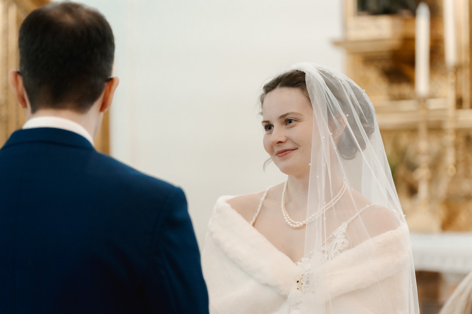 retrato de novia dentro de la iglesia