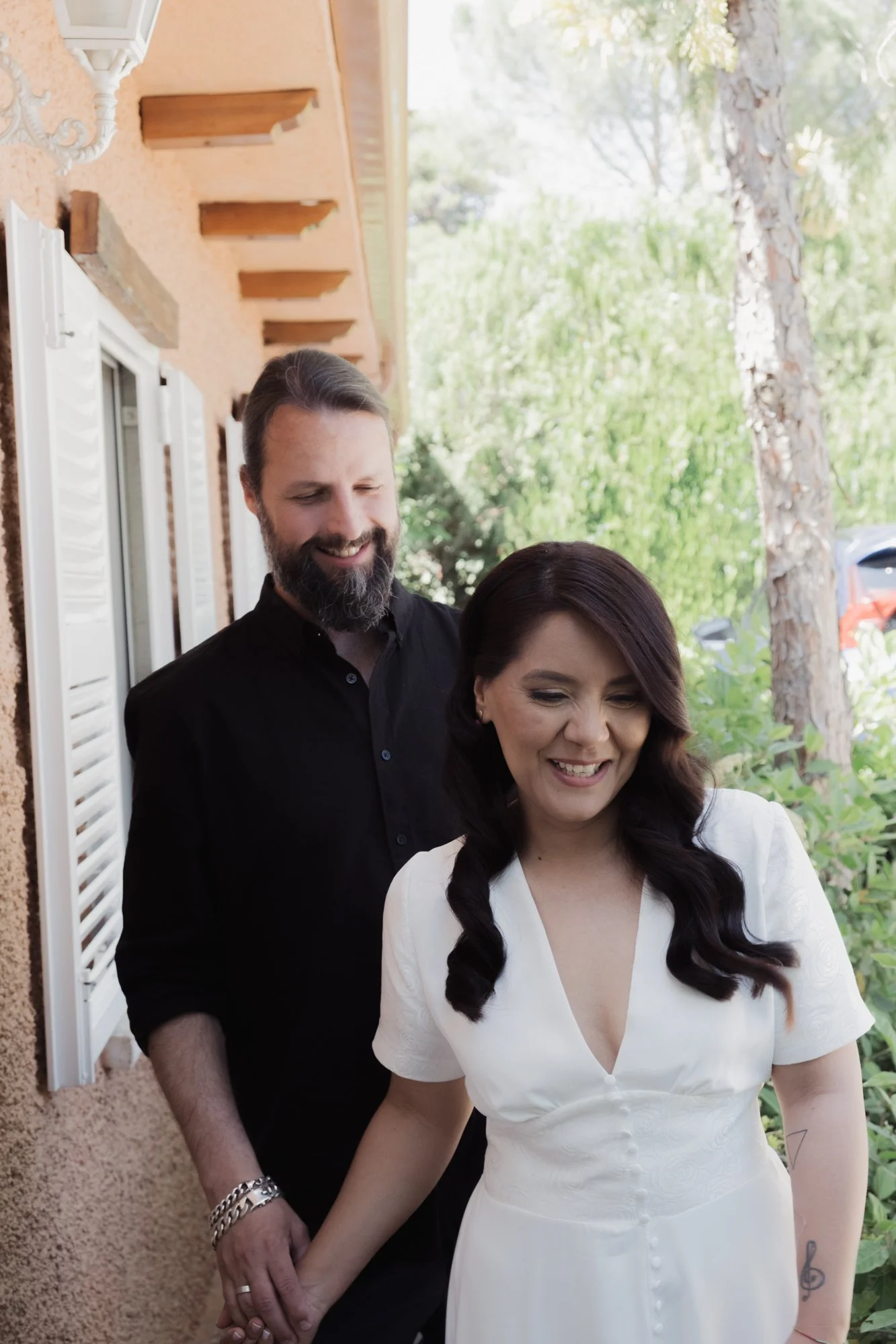 Pareja caminando por el jardín de casa