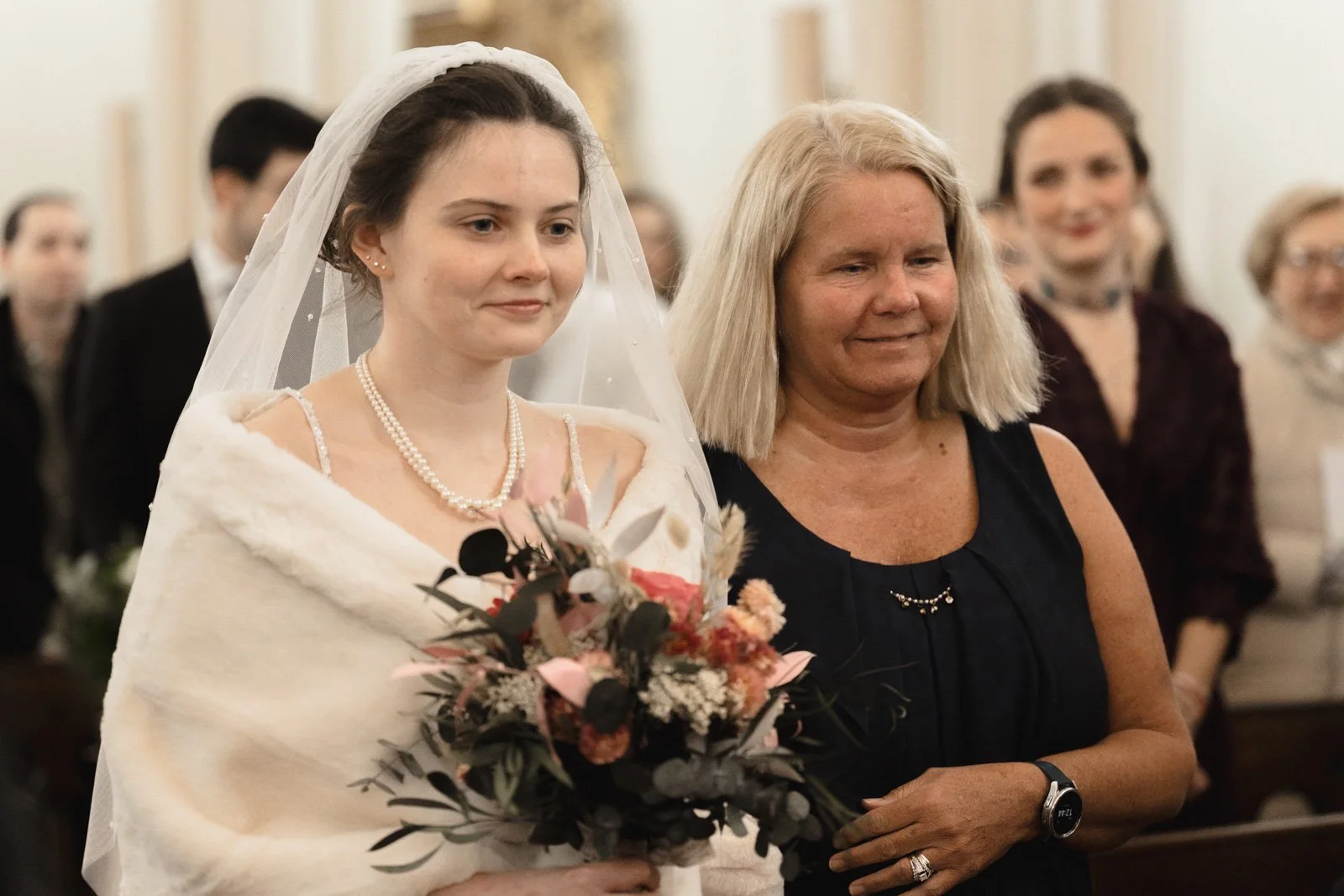 madre e hija en el interior de la iglesia