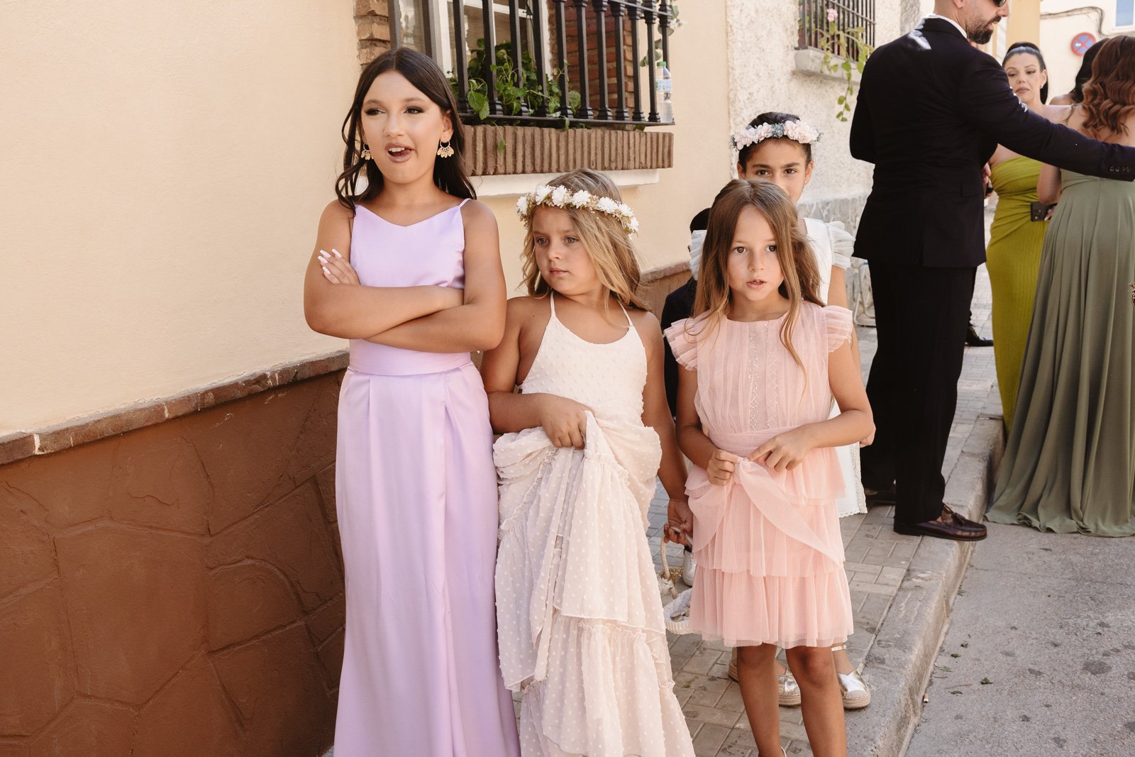 niñas con vestidos de boda en una calle