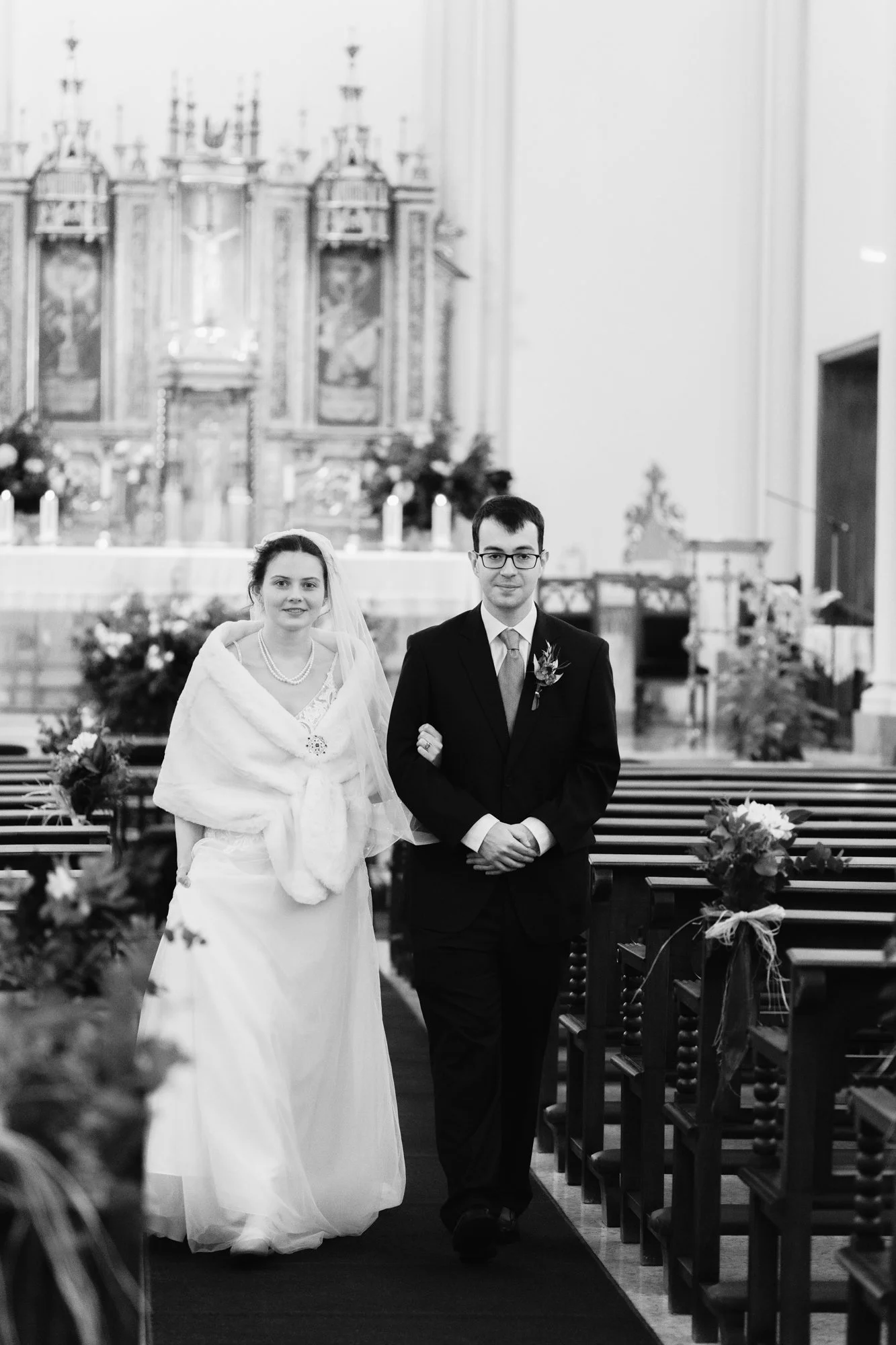retrato de novios en el interior de la iglesia