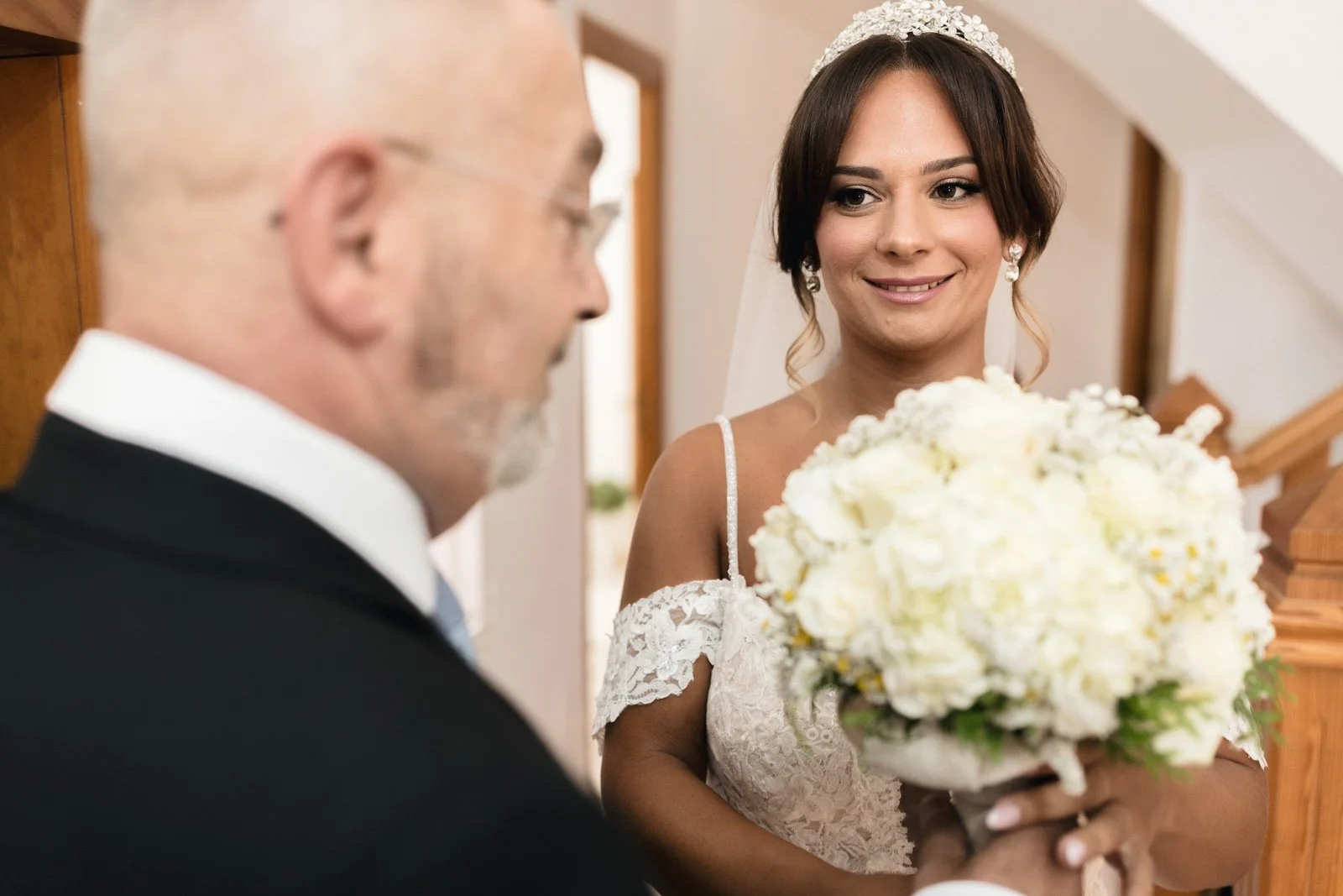 novia recogiendo el ramo con su padre boda en malaga