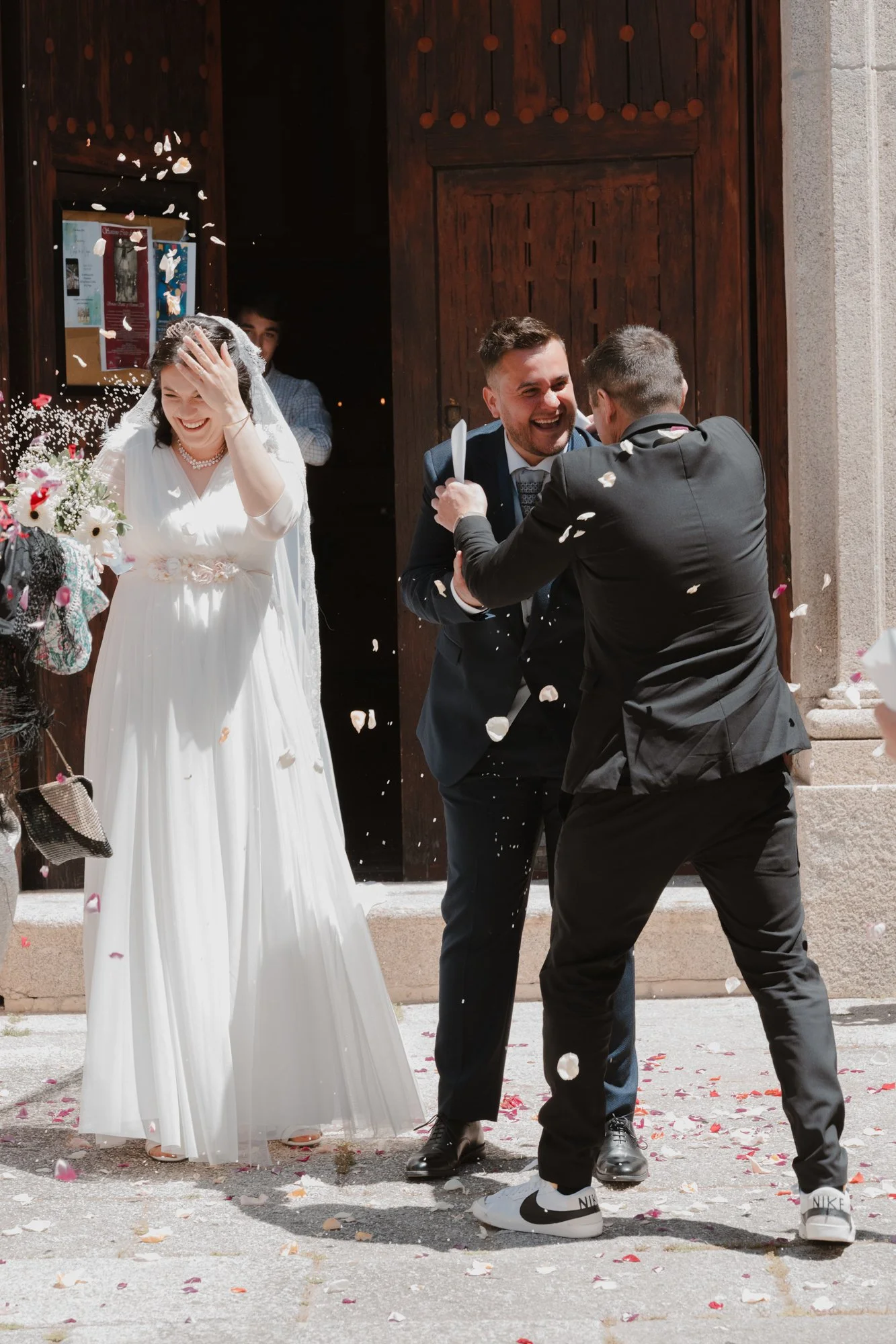 Novios a la salida de la iglesia en Toledo