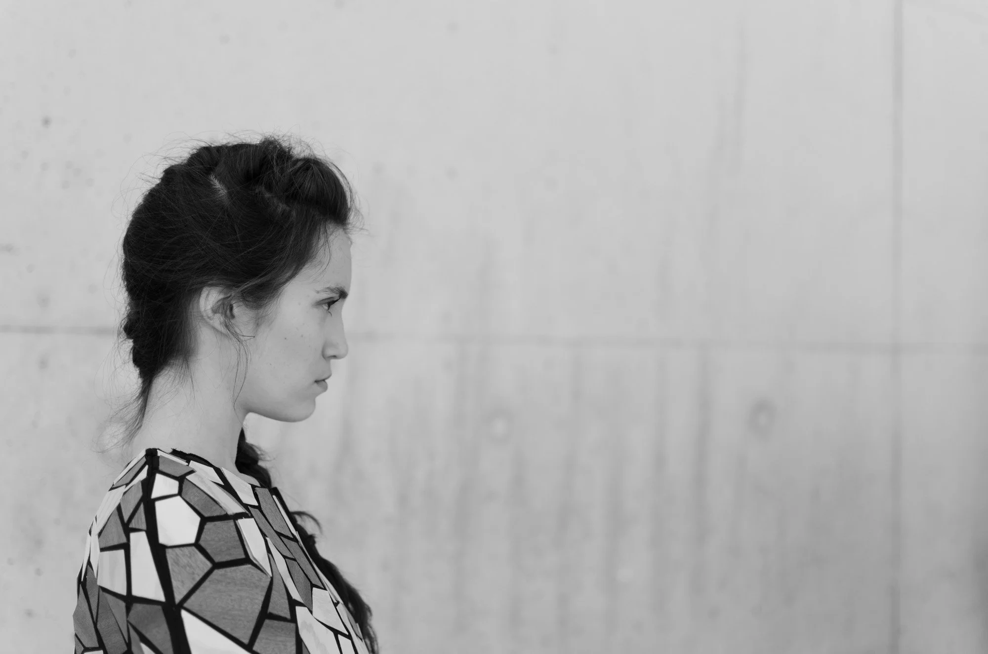 retrato de modelo de perfil con fondo gris 