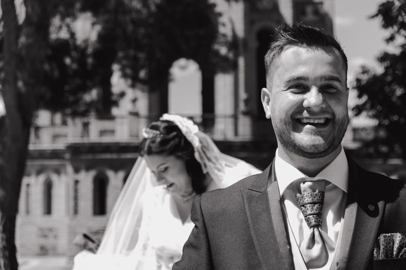 novios riendo en su boda en toledo