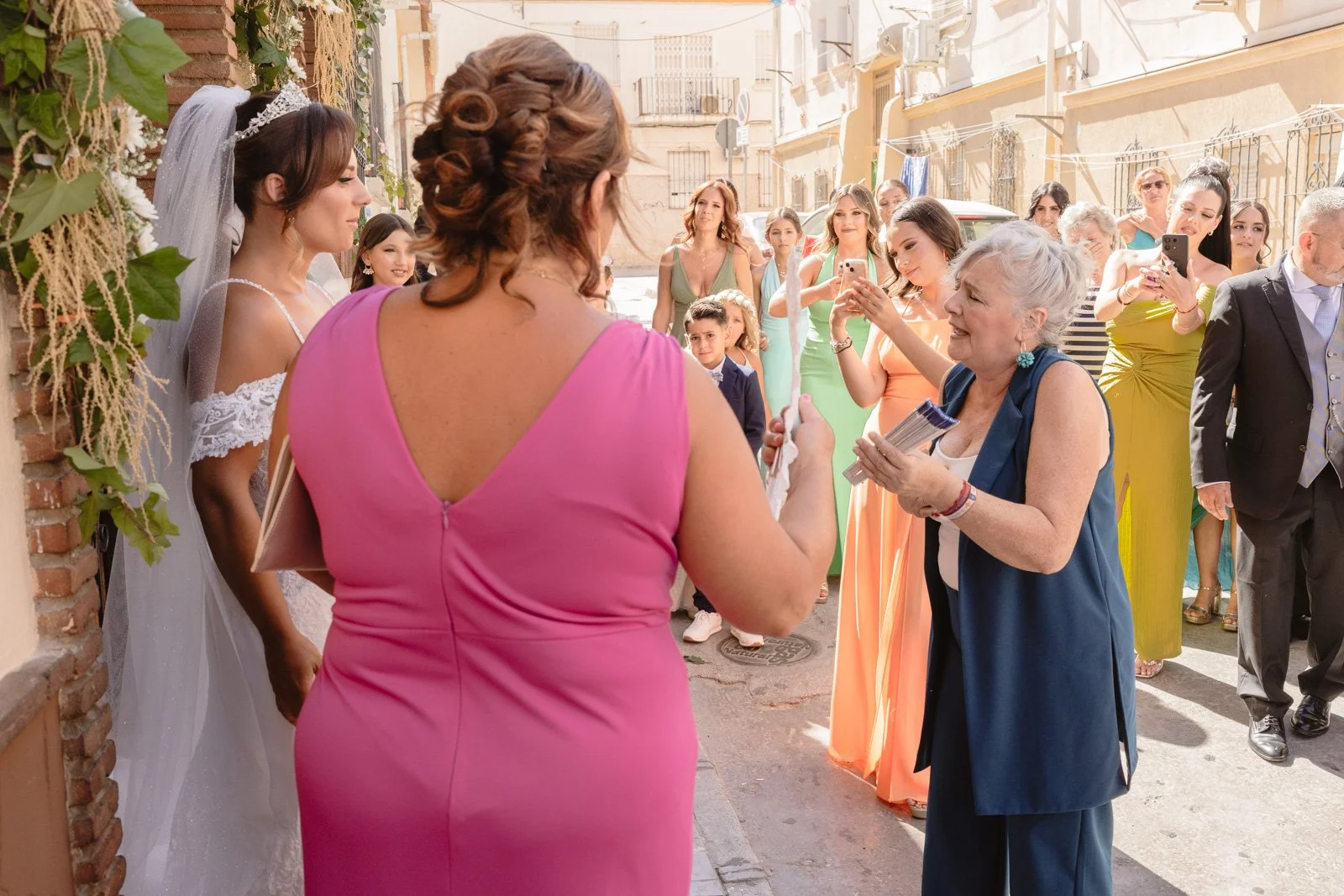 foto colorida con personas en la calle cantando