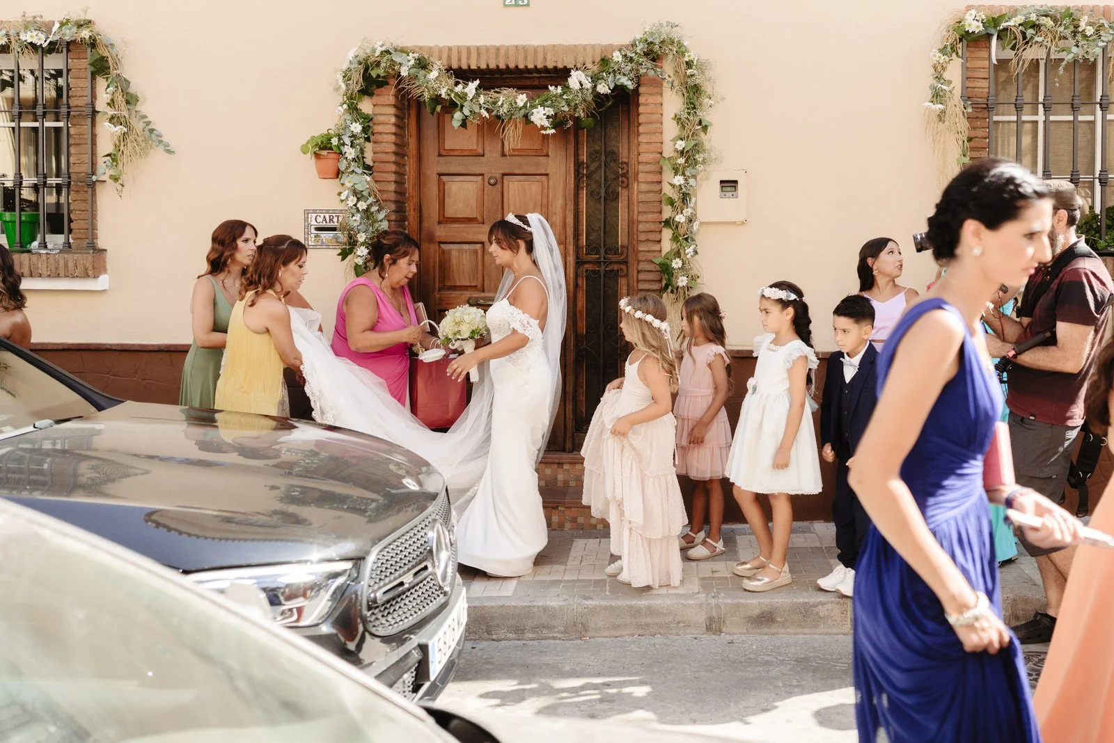 foto documental de boda en malaga a la entrada de una casa