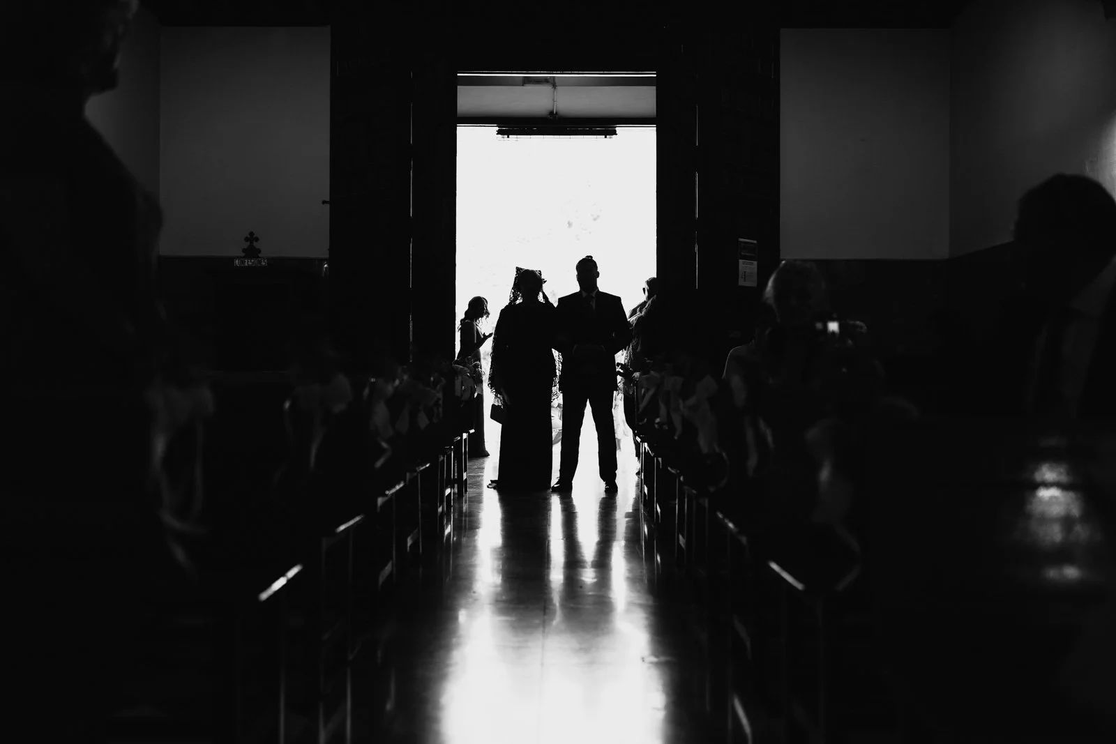 boda en malaga contraluz de una iglesia con gente entrando
