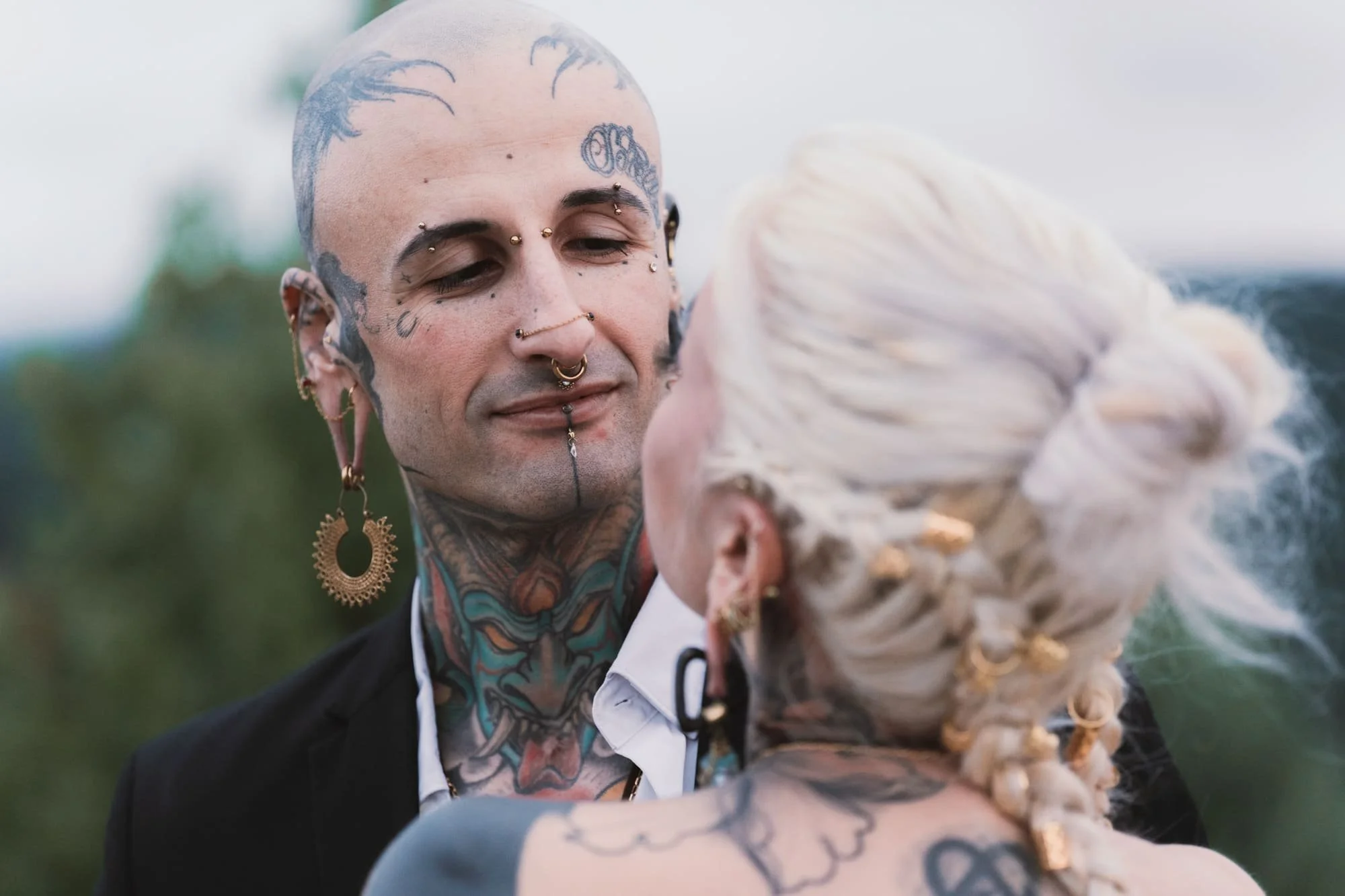 Sesión de pareja con tatuajes en la montaña