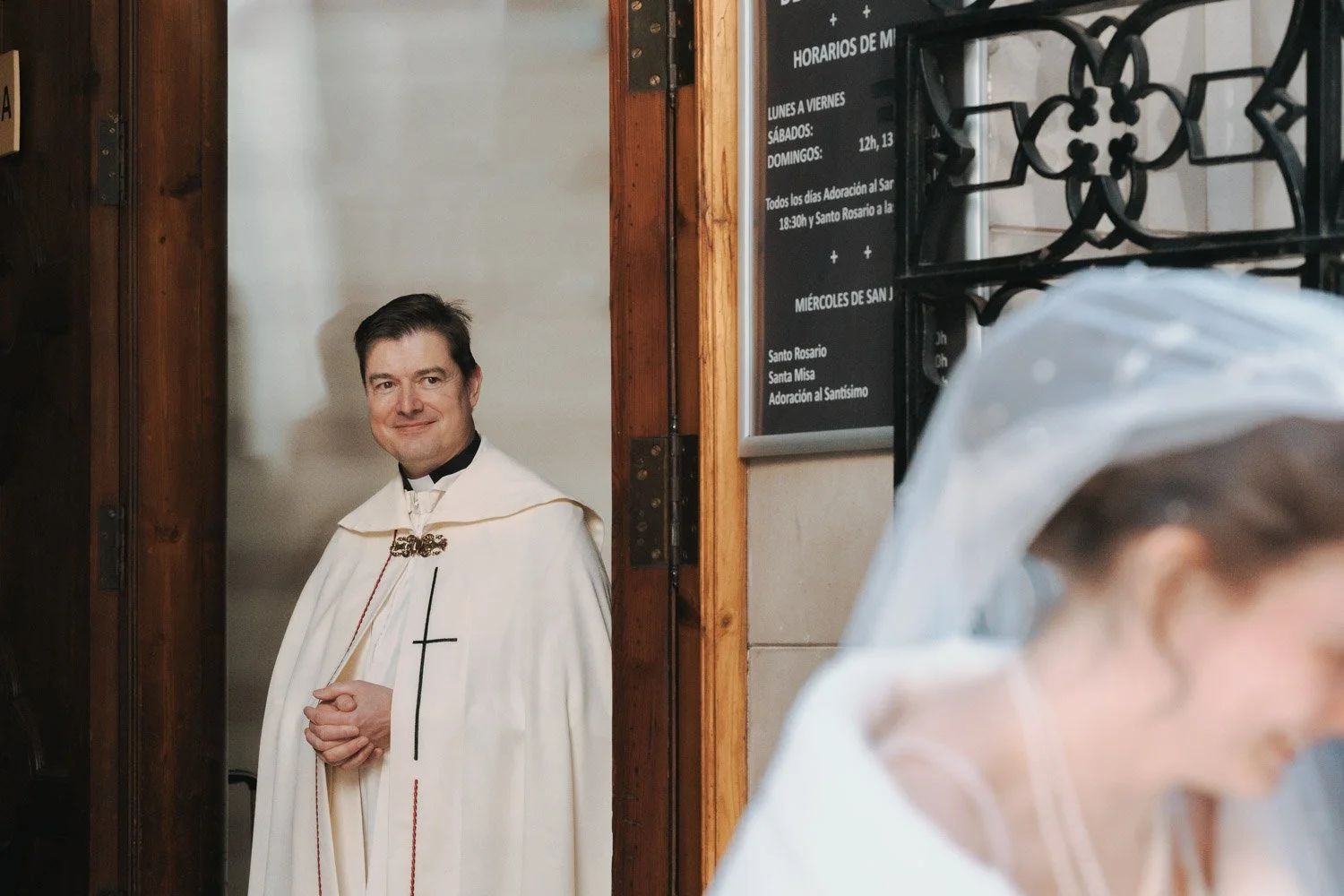 cura mirando a los novios en una iglesia en madrid