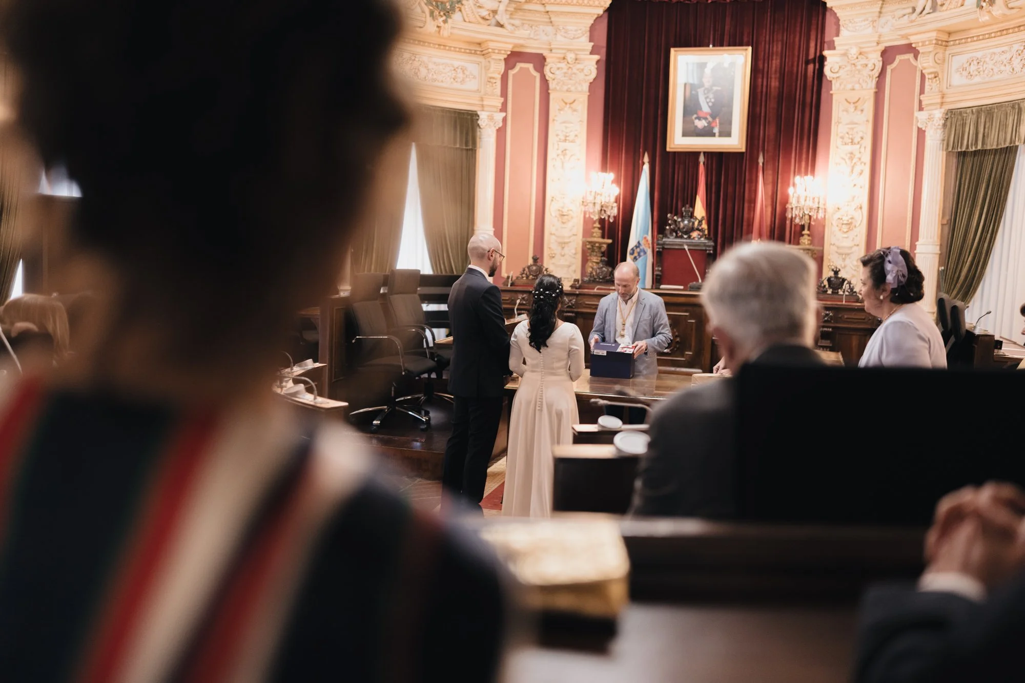 Interior de un ayuntamiento en el que dos personas están casándose