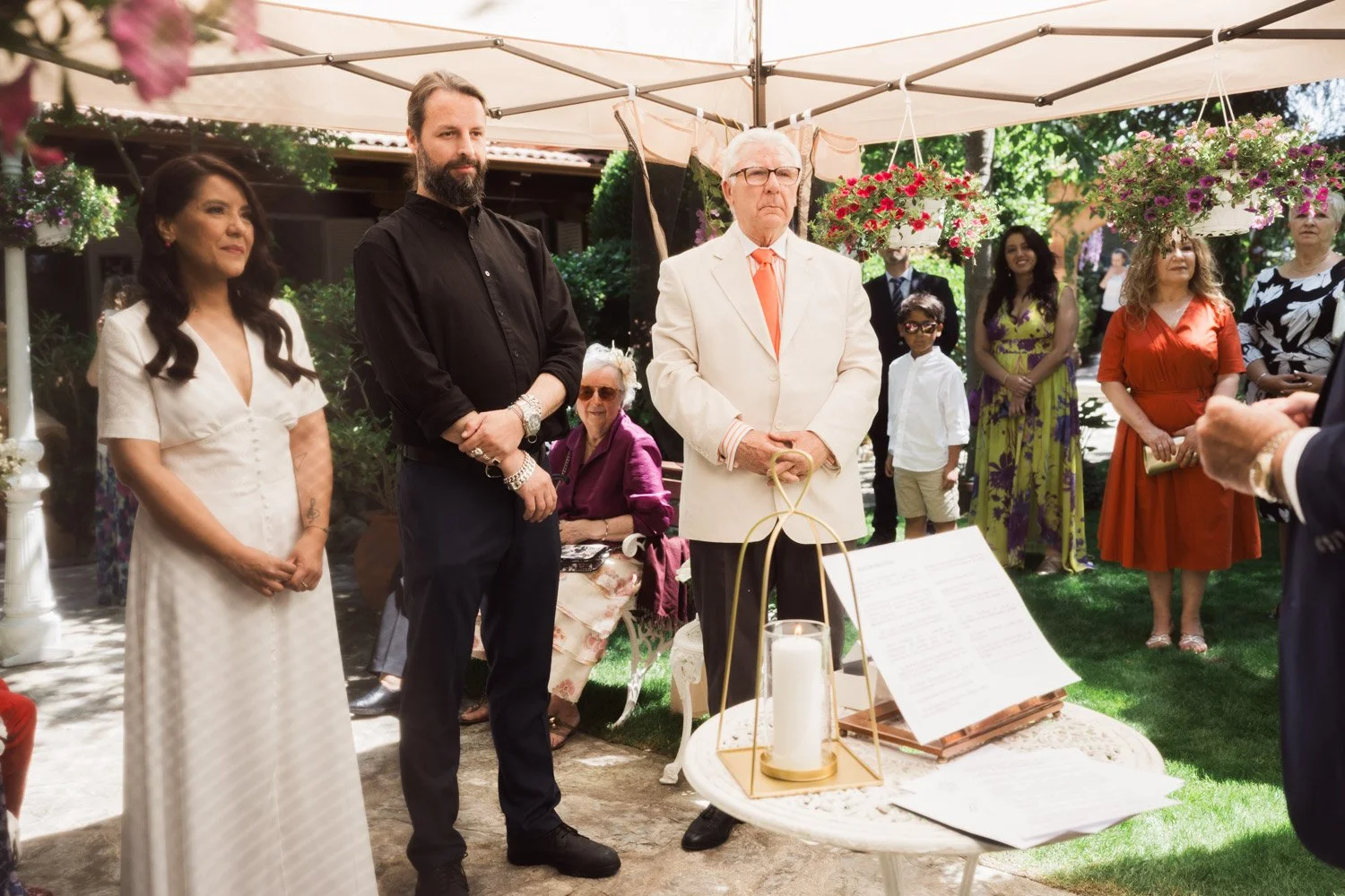 Ceremonia de boda en Madrid en el jardín de casa