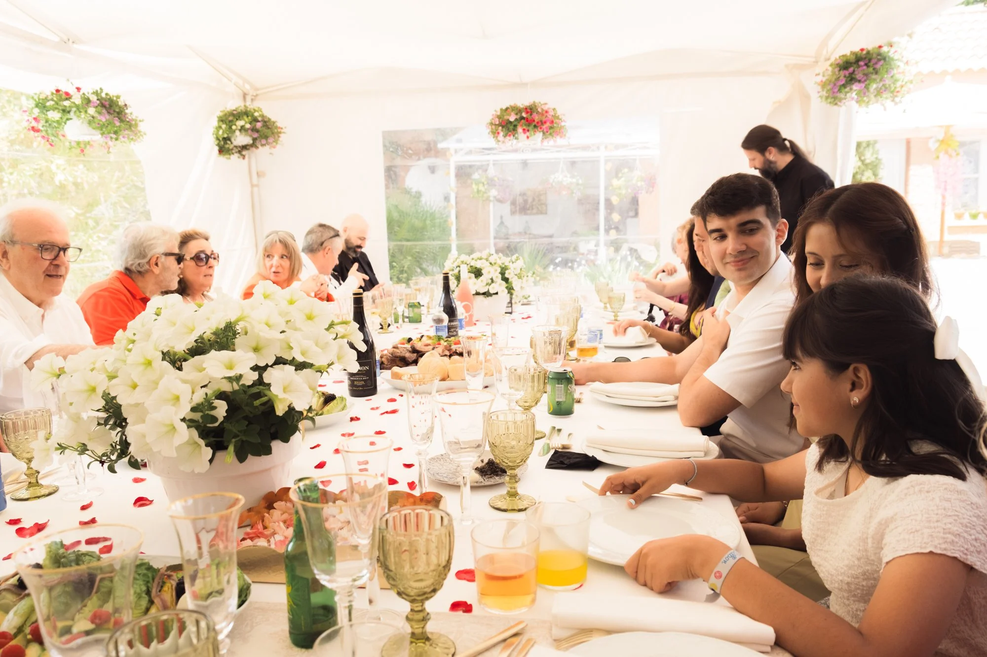 Invitados de la boda en la mesa comiendo