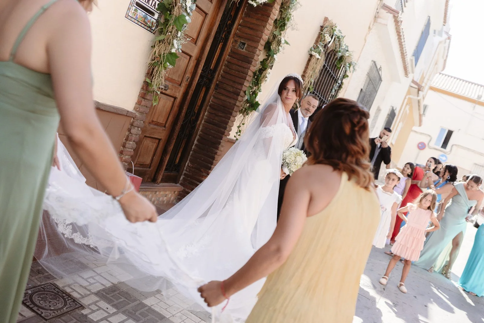 foto documental de boda en malaga en una calle con gente