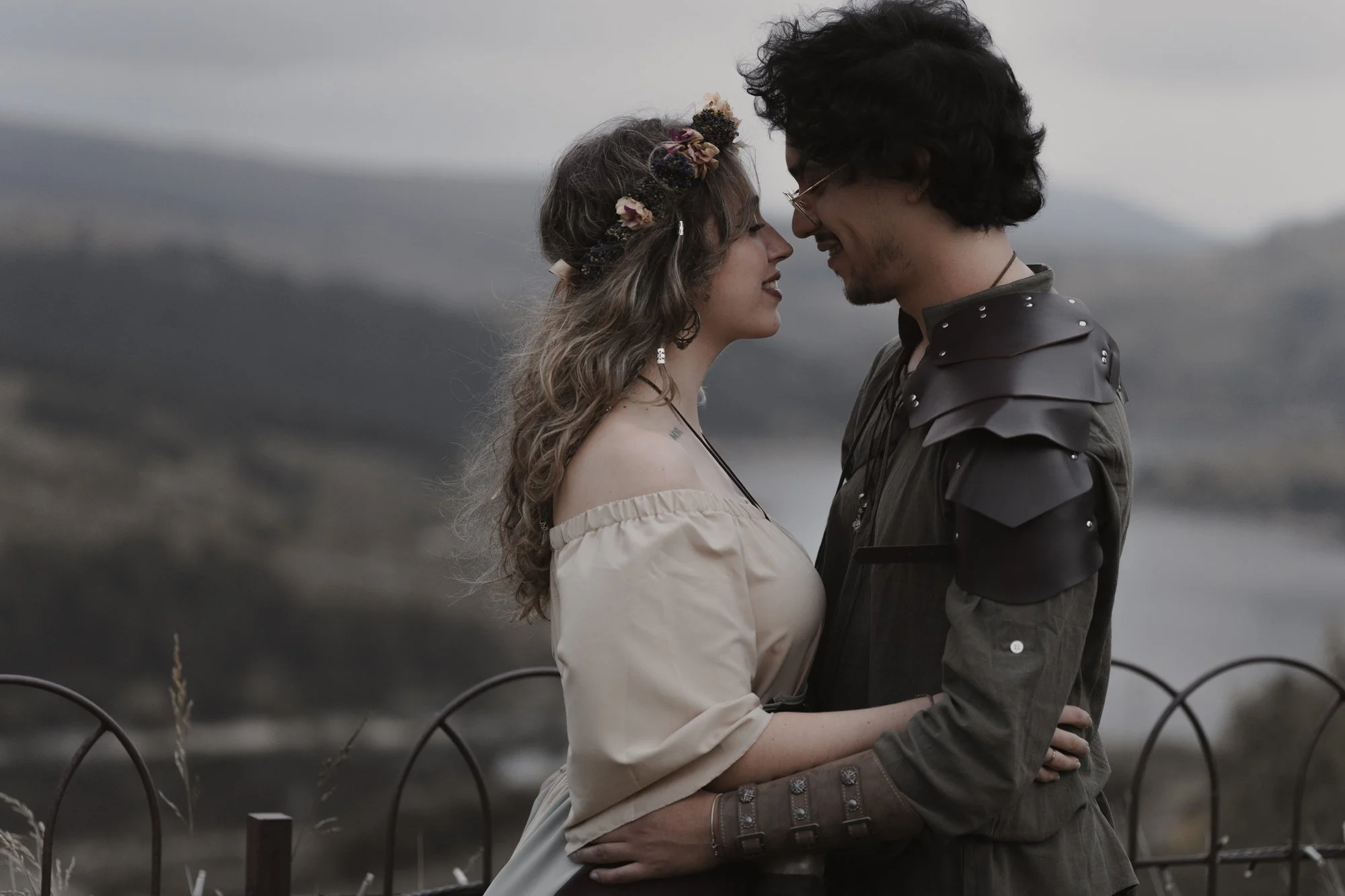 retrato de pareja en las montañas con ropa medieval