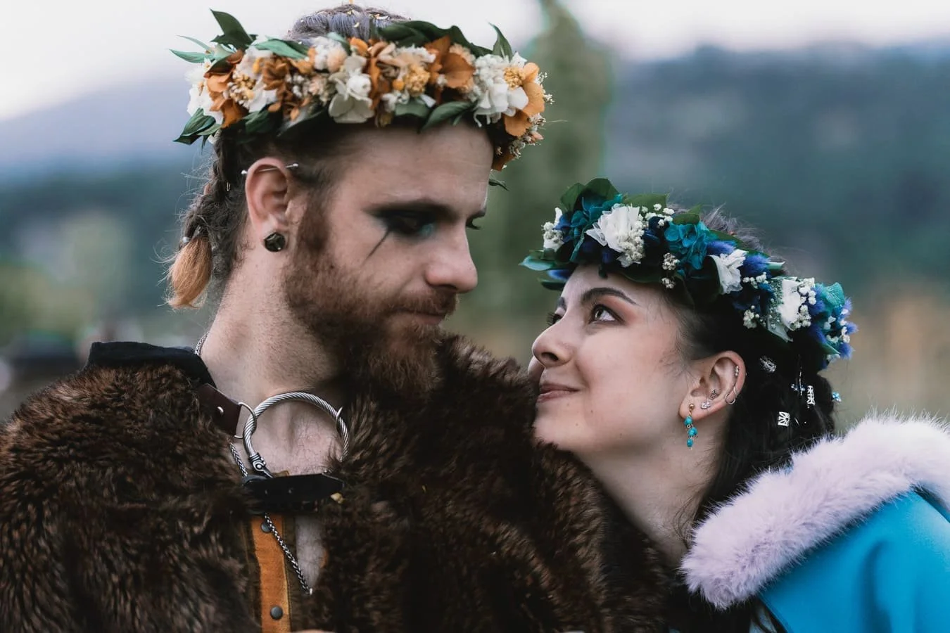 Retrato de pareja vikinga en su boda en la finca las buenas costumbres, Ávila