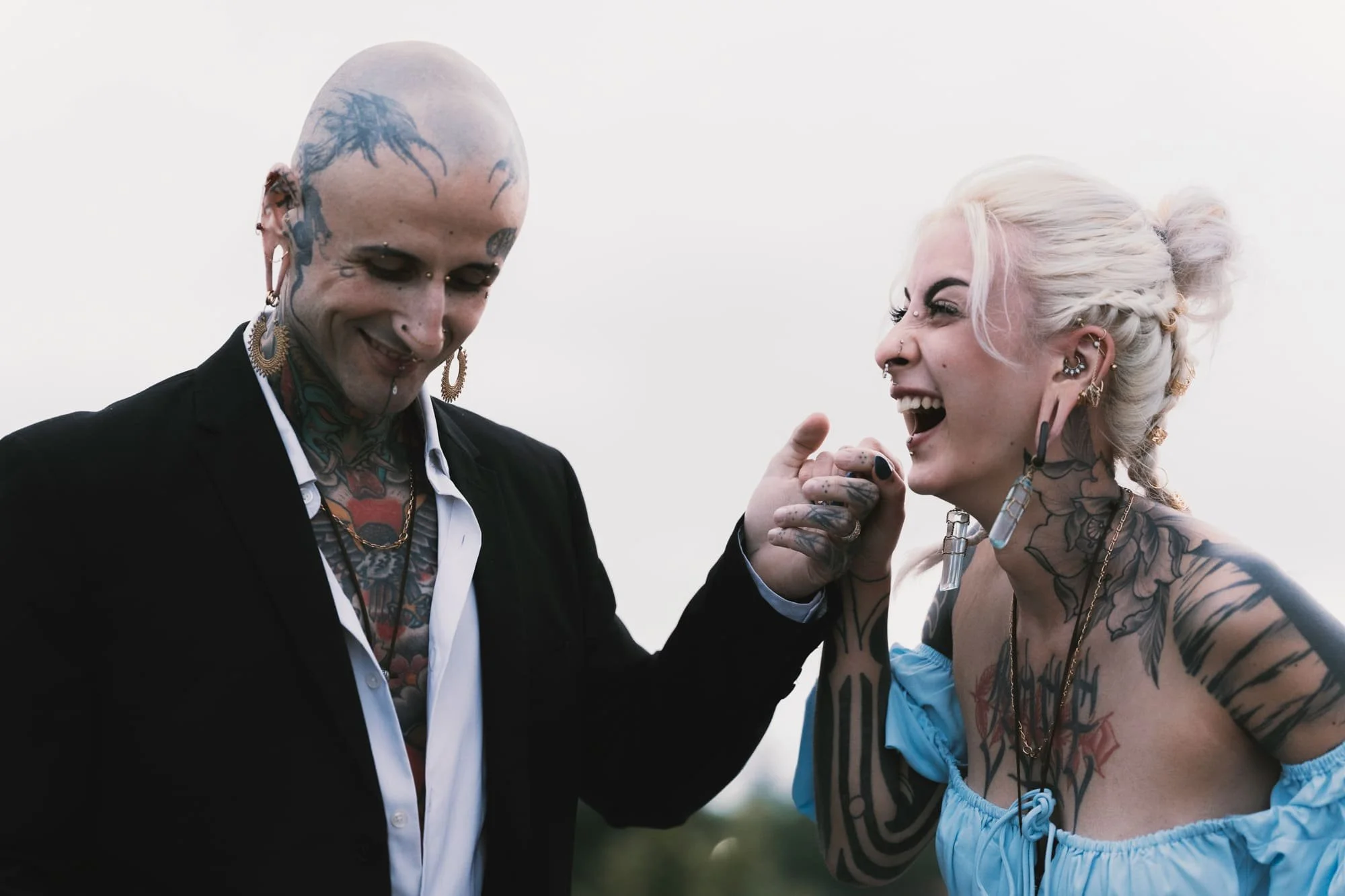 Pareja riéndose en sesión de fotos en la montaña