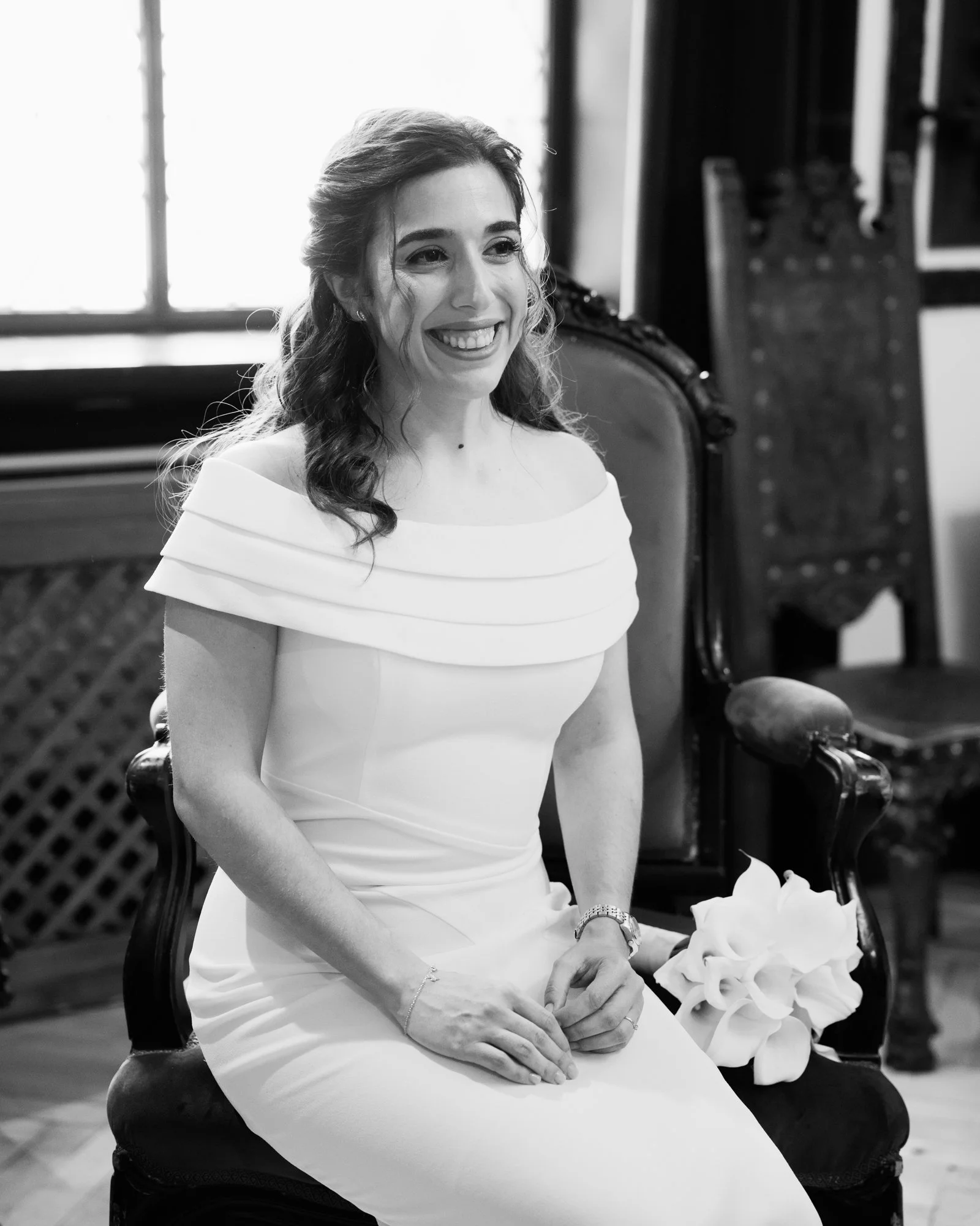 Mujer sonriente con vestido de Teresa Tegar en el Ayuntamiento de Alcalá de Henares