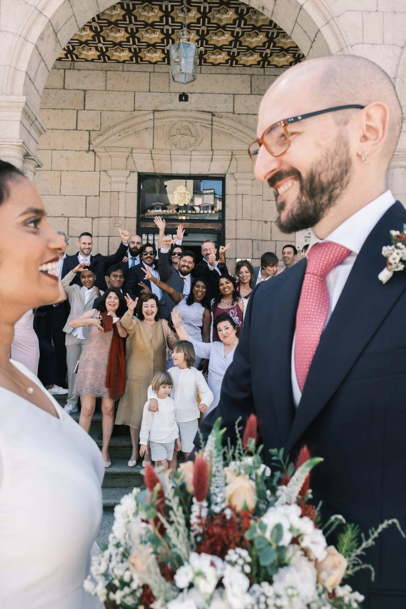 Retrato familiar en una boda civil en el ayuntamiento de Ourense