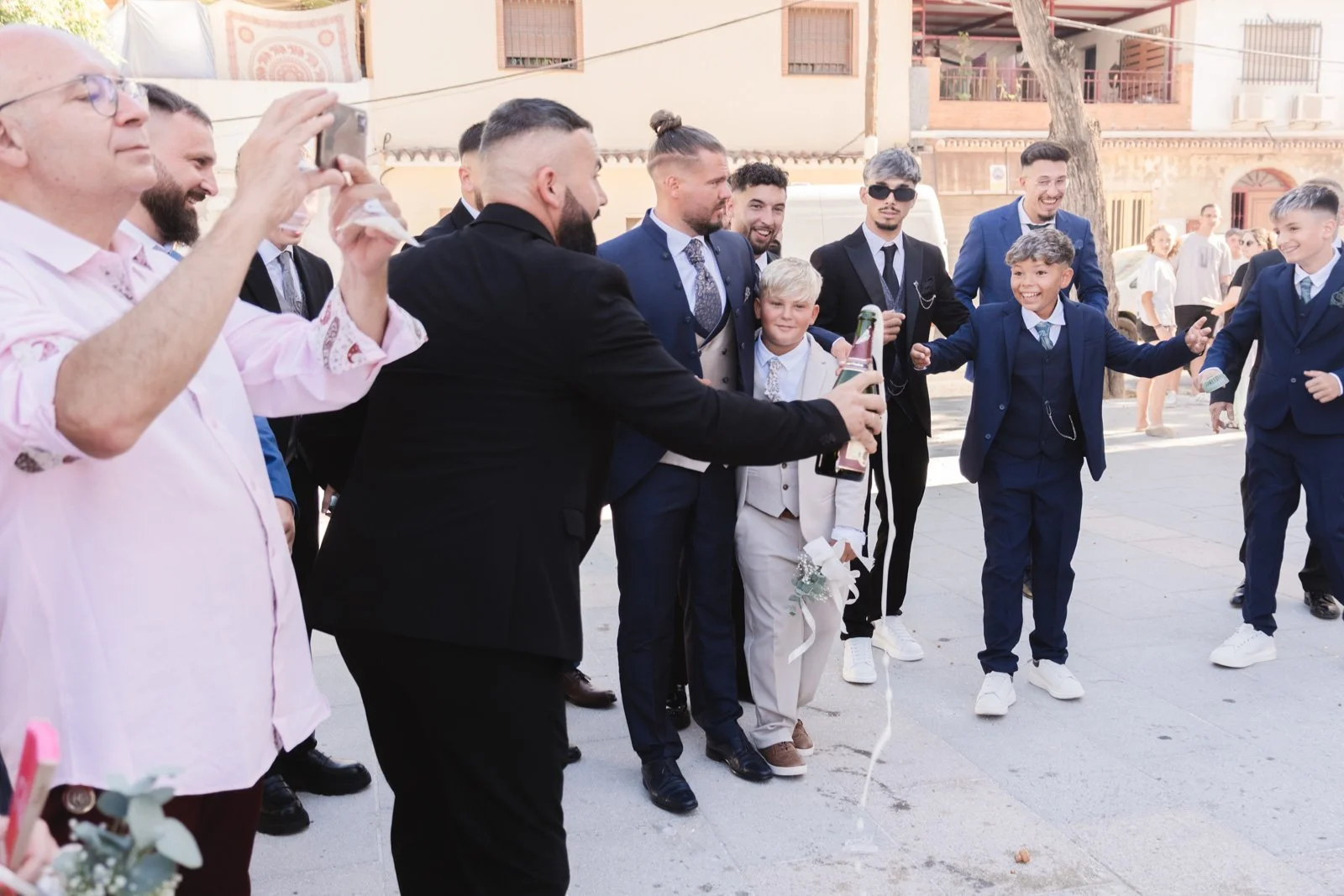 hombres y niños festejando una boda en malaga