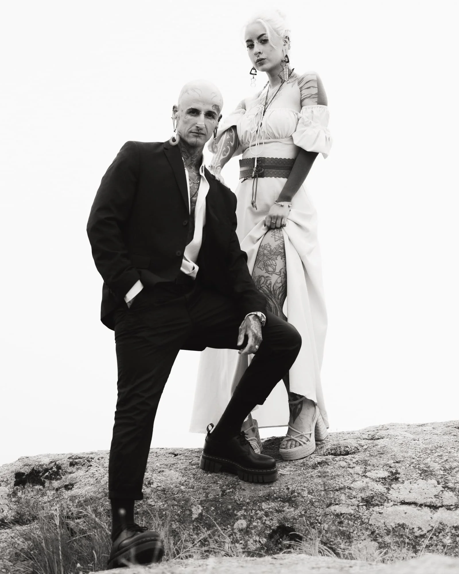 retrato pareja con tatuajes en la montaña
