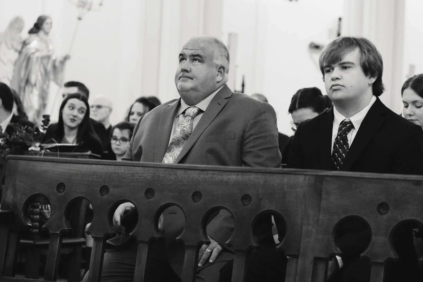hombres con traje sentados en el banco de la iglesia en madrid