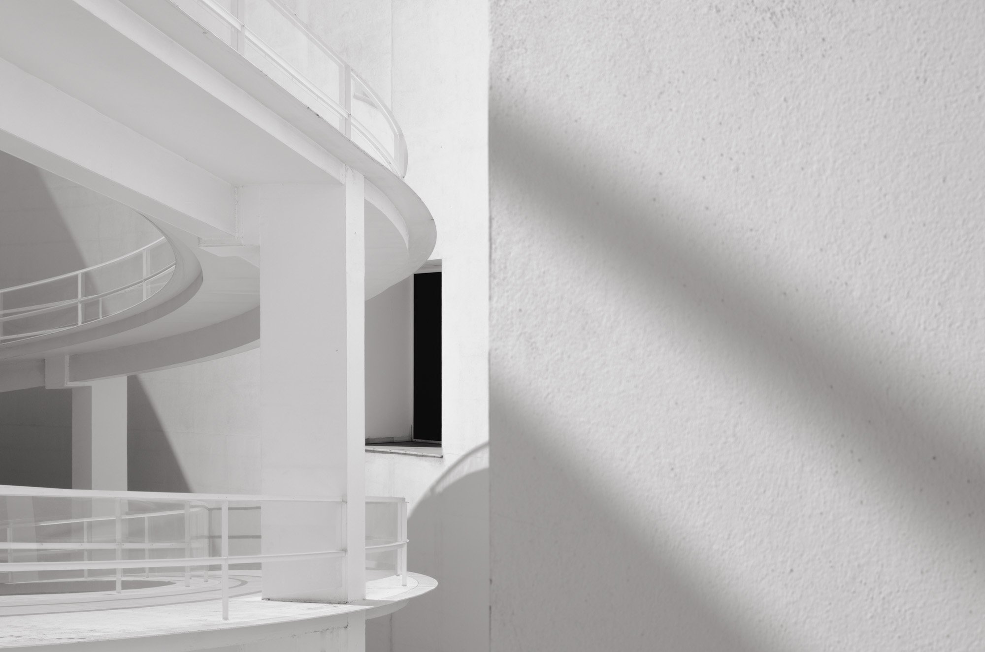 estructura arquitectónica de pasillos, columnas y juego de sombras