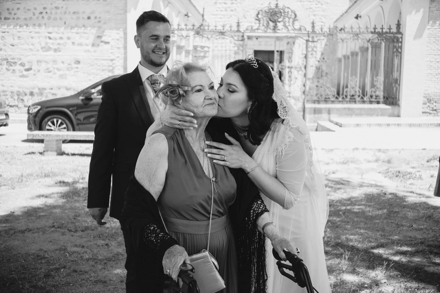 novia besando en la mejilla a su abuela en toledo