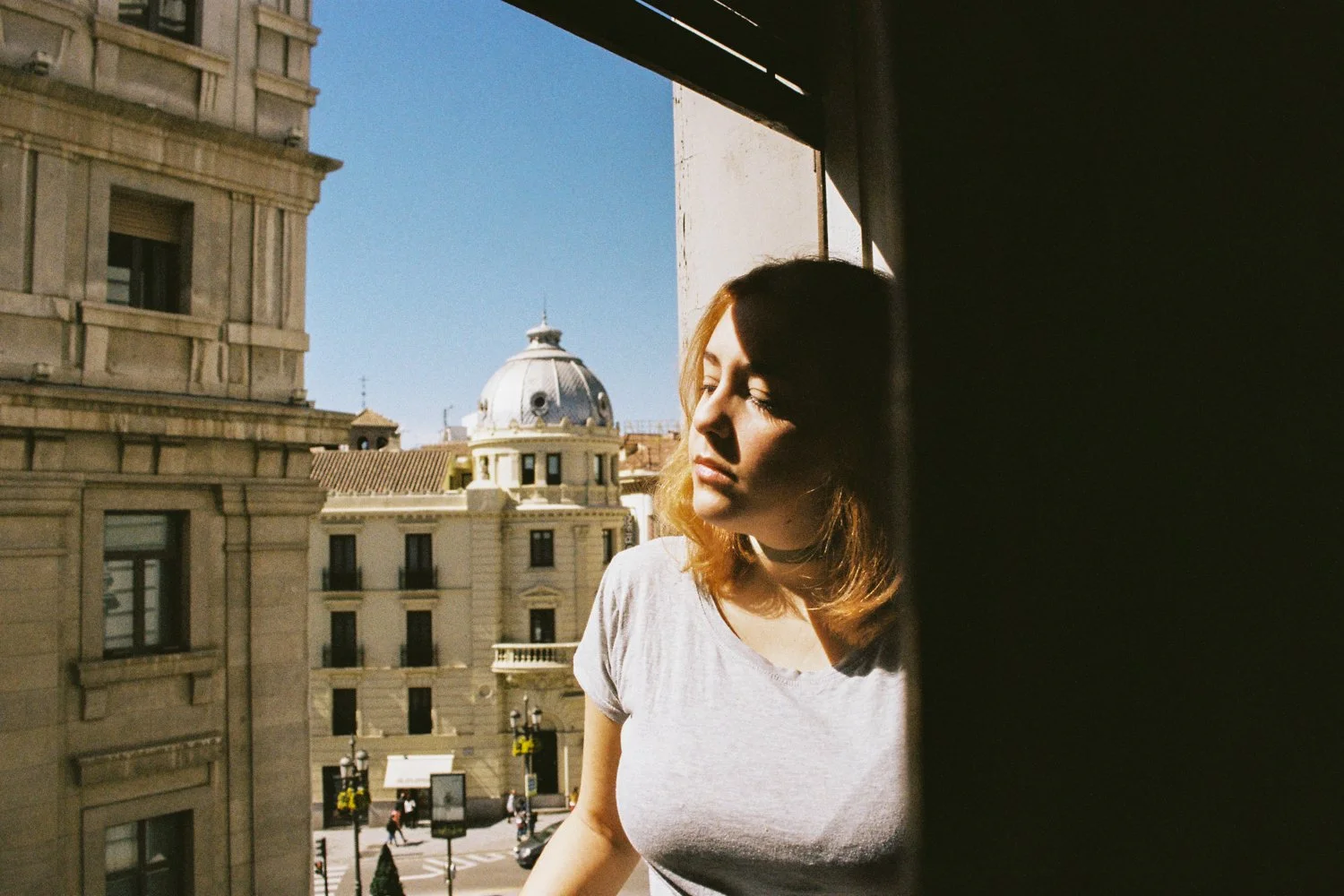 retrato en film de mujer pelirroja