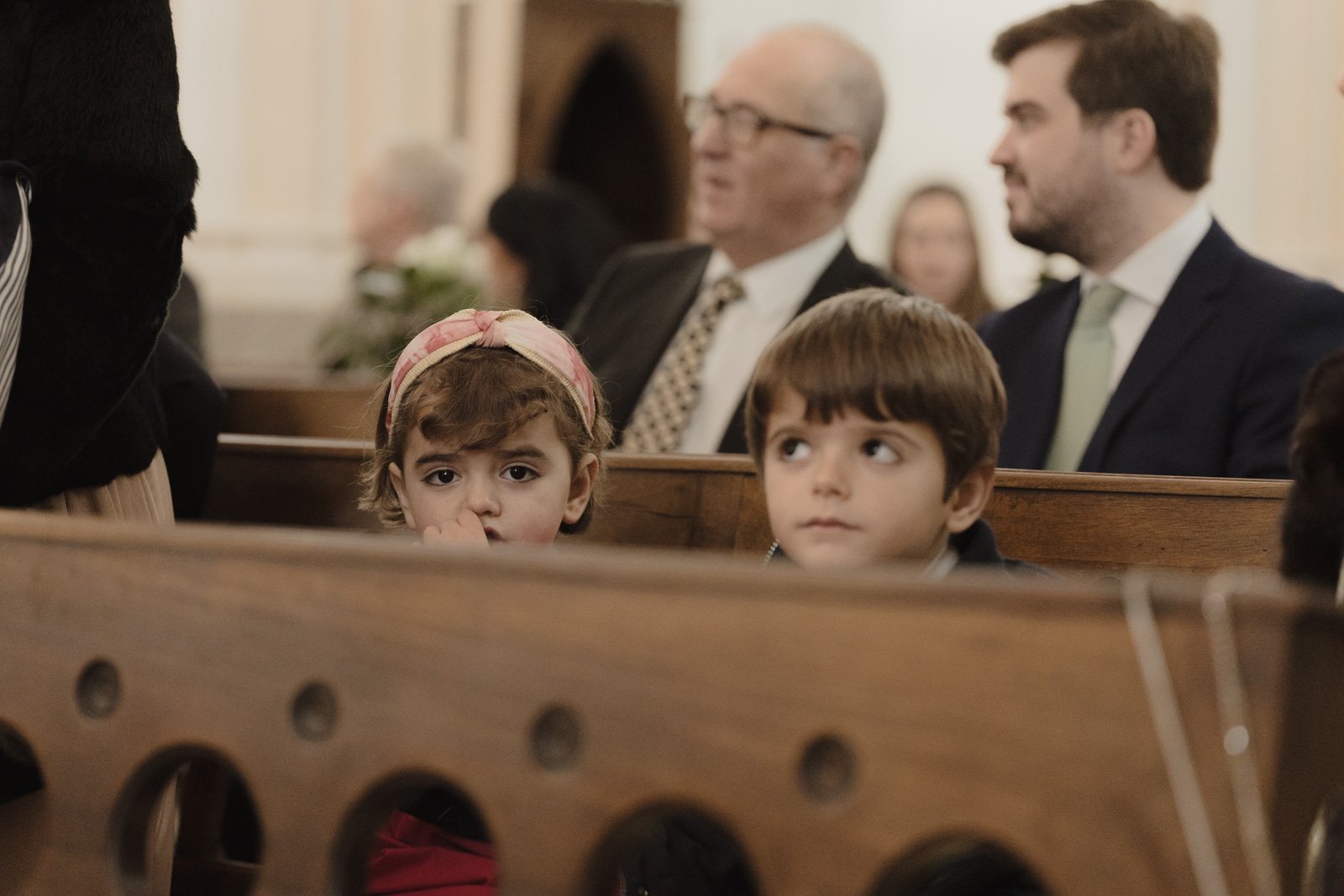 niños en una boda en madrid sentados en un banco