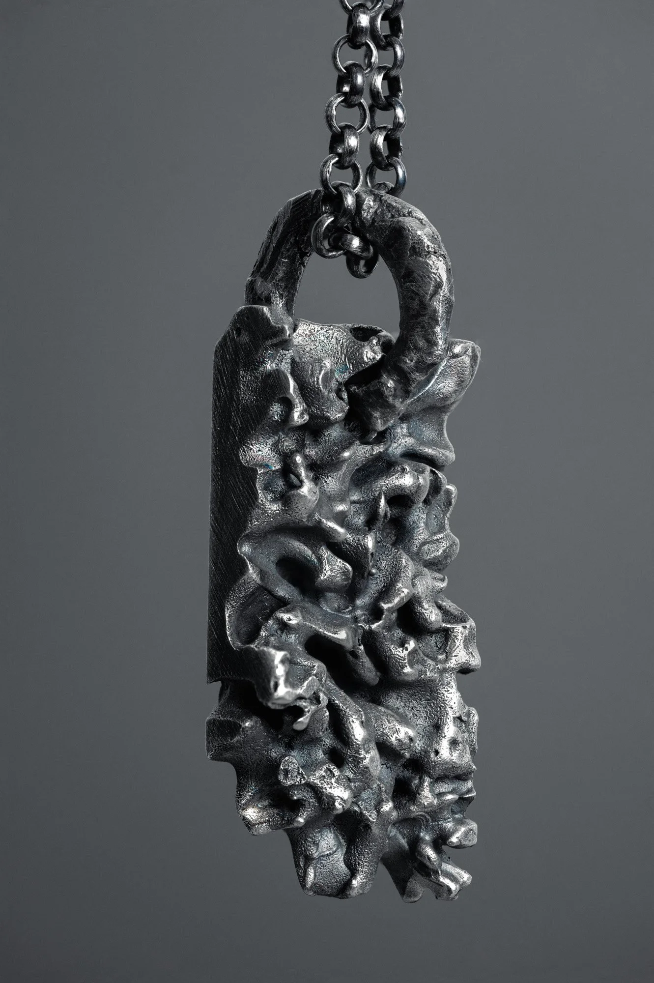 collar brutalista texturizado sobre fondo gris liso