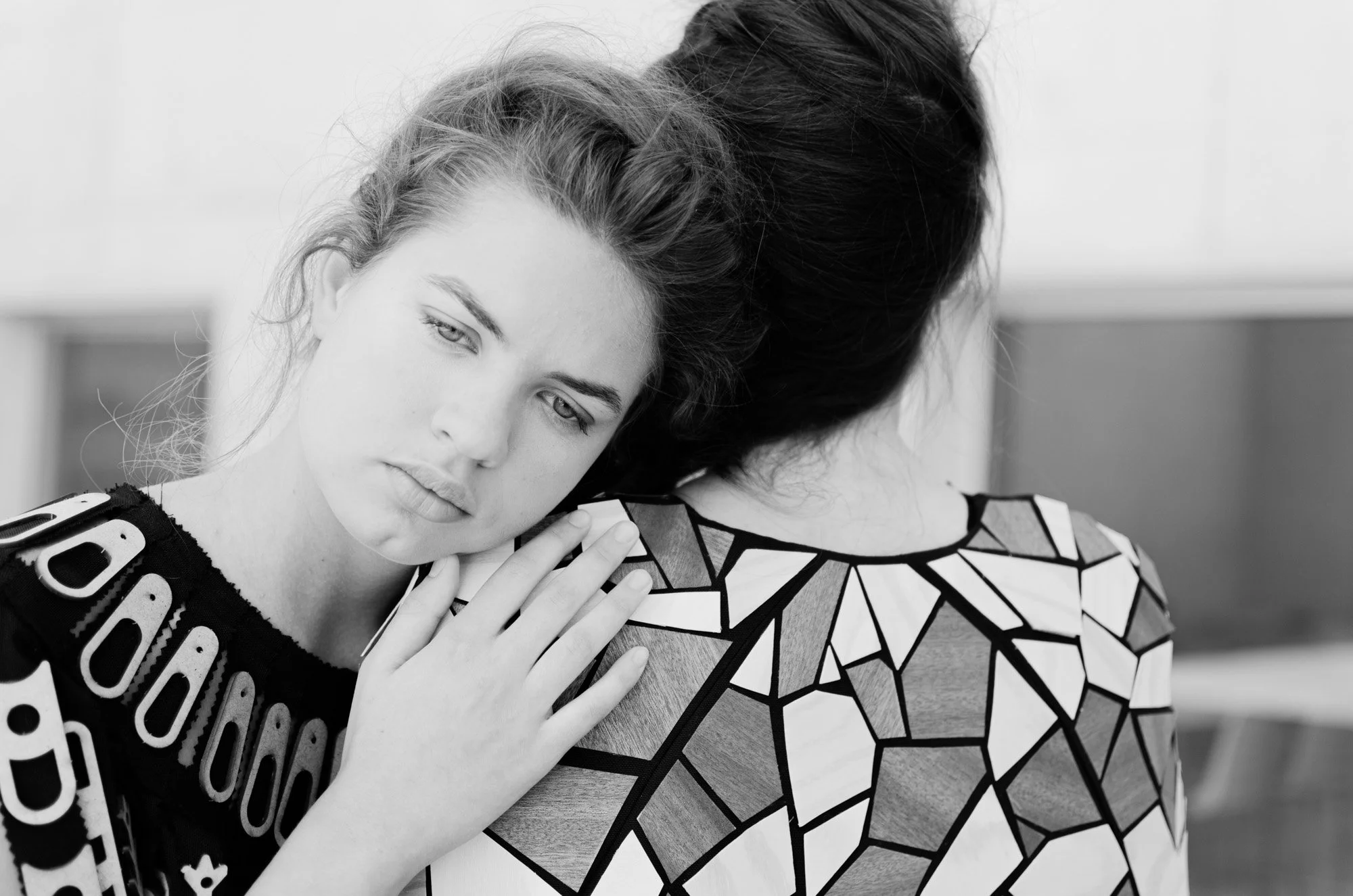 primer plano de modelos abrazándosela, con diseño de texturas y estructuras completas de los vestidos