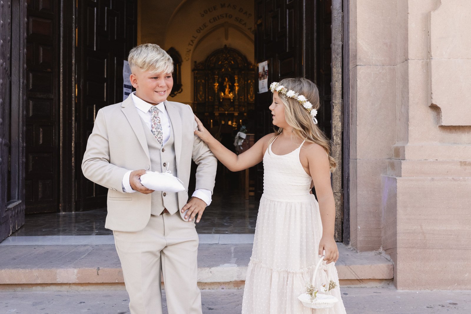 niños vestidos de blanco emocionados en una boda 
