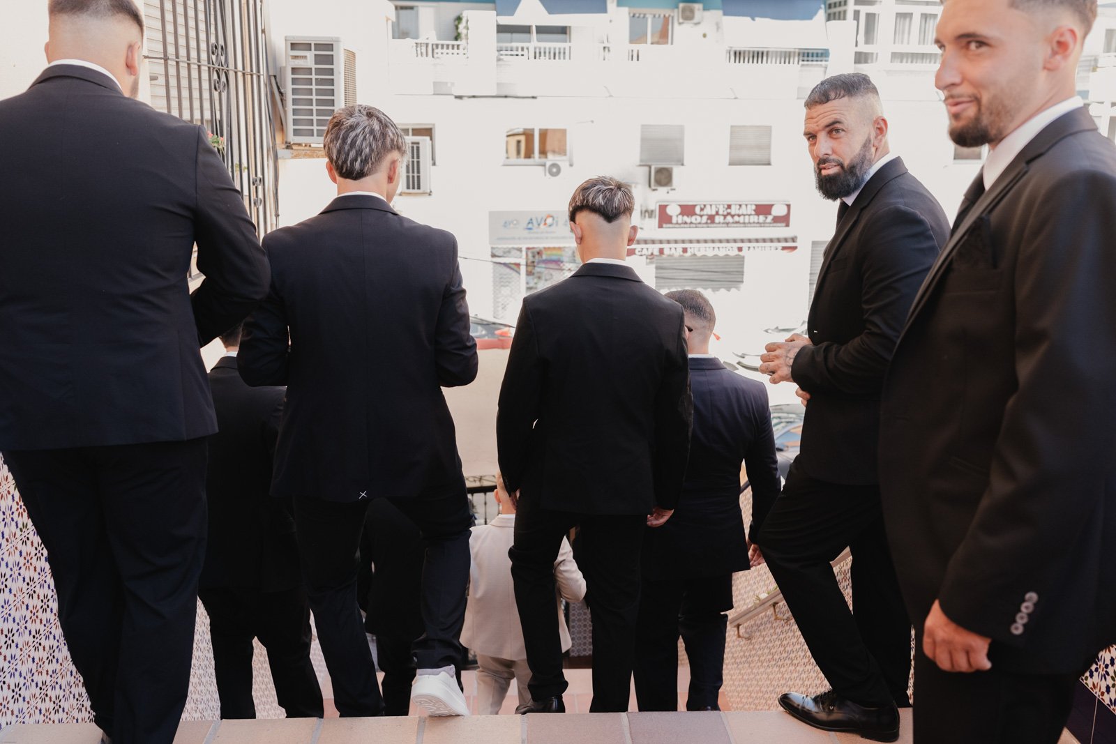 grupo de hombres con traje de boda en malaga