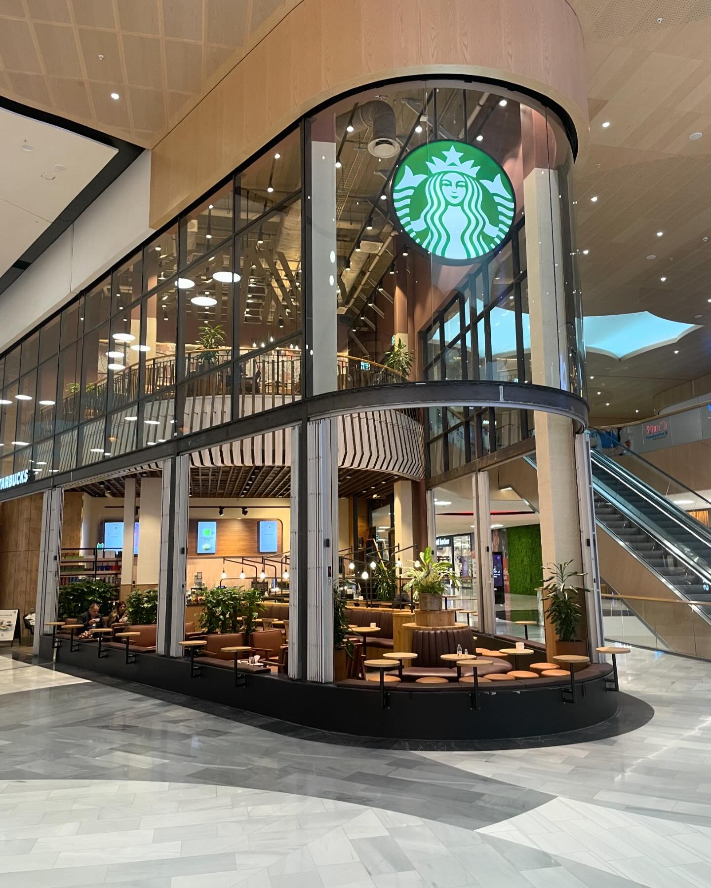 Nu &auml;r vi f&auml;rdiga med renoveringen av Starbucks Mall of Scandinavia.
Resultatet blev v&auml;ldigt bra!
Lycka till med er &rdquo;nya&rdquo; fina coffee shop Starbucks!