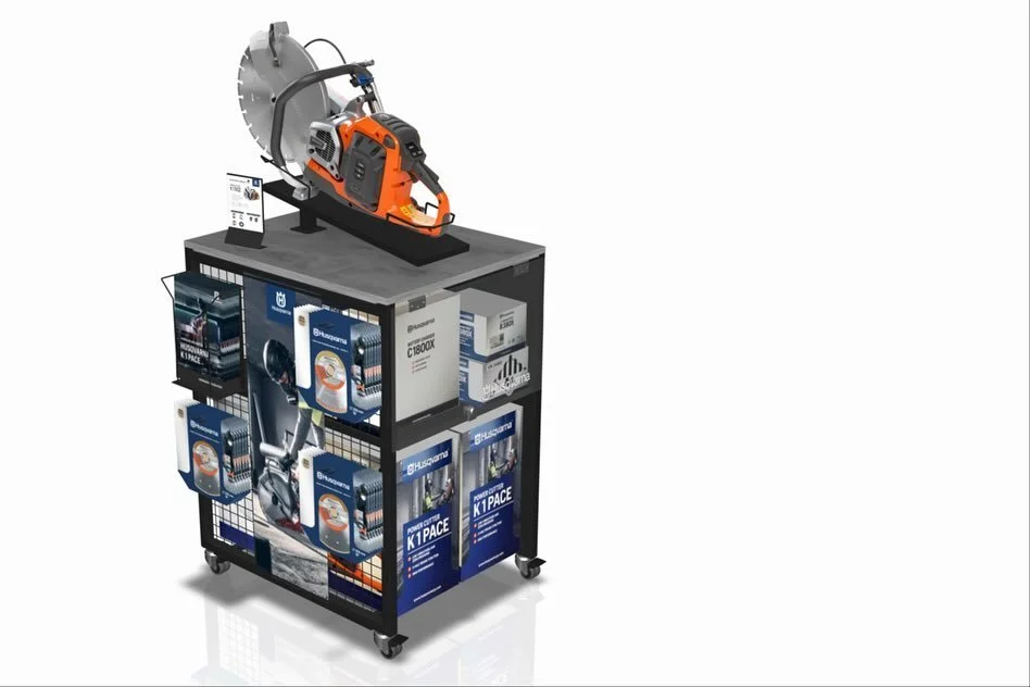 Nu &auml;r vi tillbaka efter en h&auml;rlig julledighet och redo f&ouml;r 2025.
 
&Auml;r ni i behov av ny butiksinredning 2025?
 
Vi hj&auml;lper er fr&aring;n id&eacute; till verklighet. Vi skapar unika, funktionella och inspirerande milj&ouml;er s