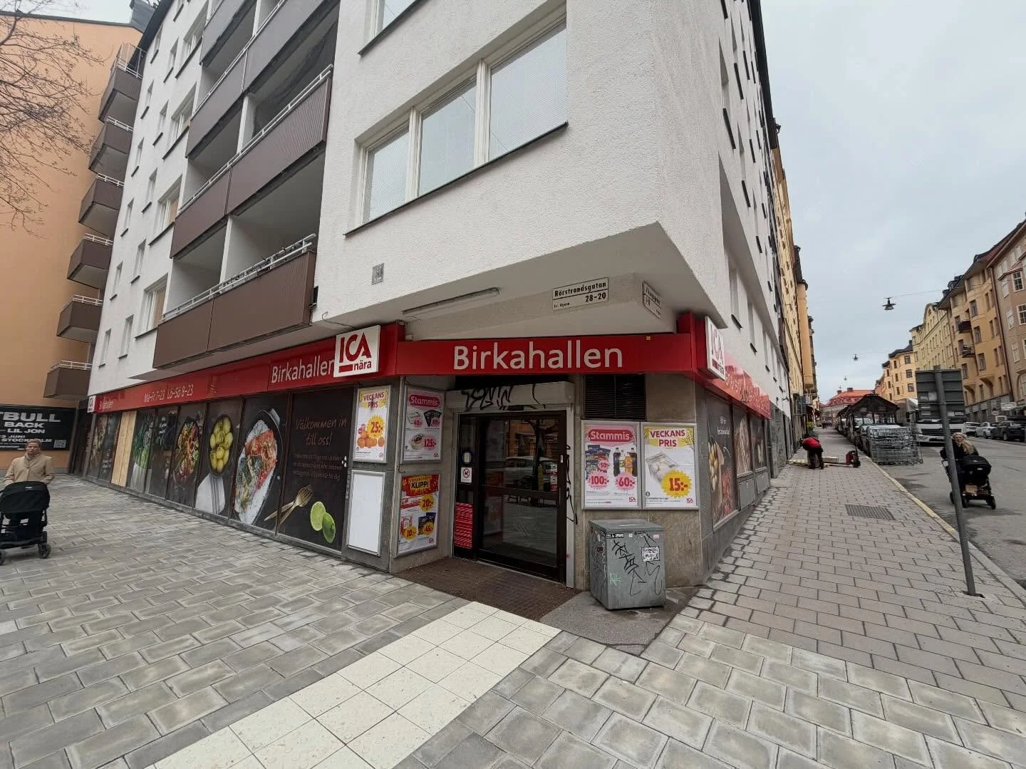 Vi tackar f&ouml;r f&ouml;rtroendet att f&aring; leverera butiksinredning till Ica N&auml;ra Birkahallen. Butiken har genomg&aring;tt en omfattande renovering med m&aring;let att skapa en luftig och inbjudande atmosf&auml;r f&ouml;r kunderna &ndash; 