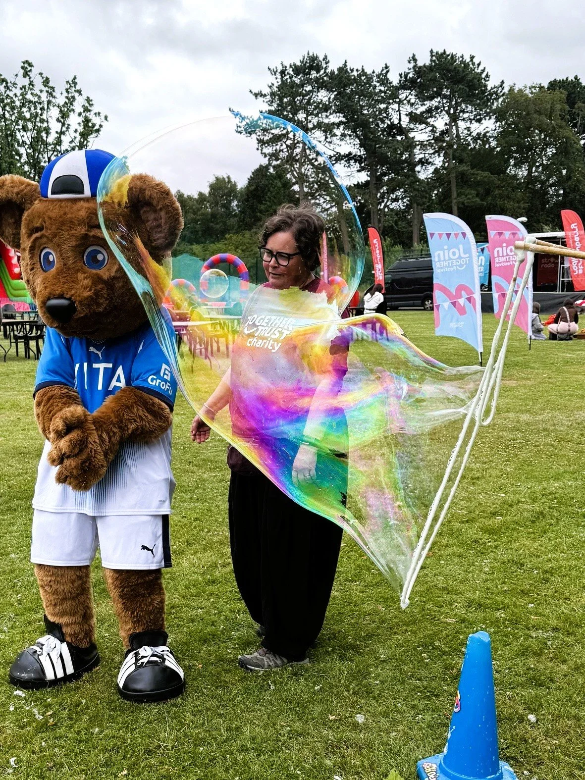 Bubble Entertainer Manchester Stockport Cheshire Giant Bubbles Bubbles for Events