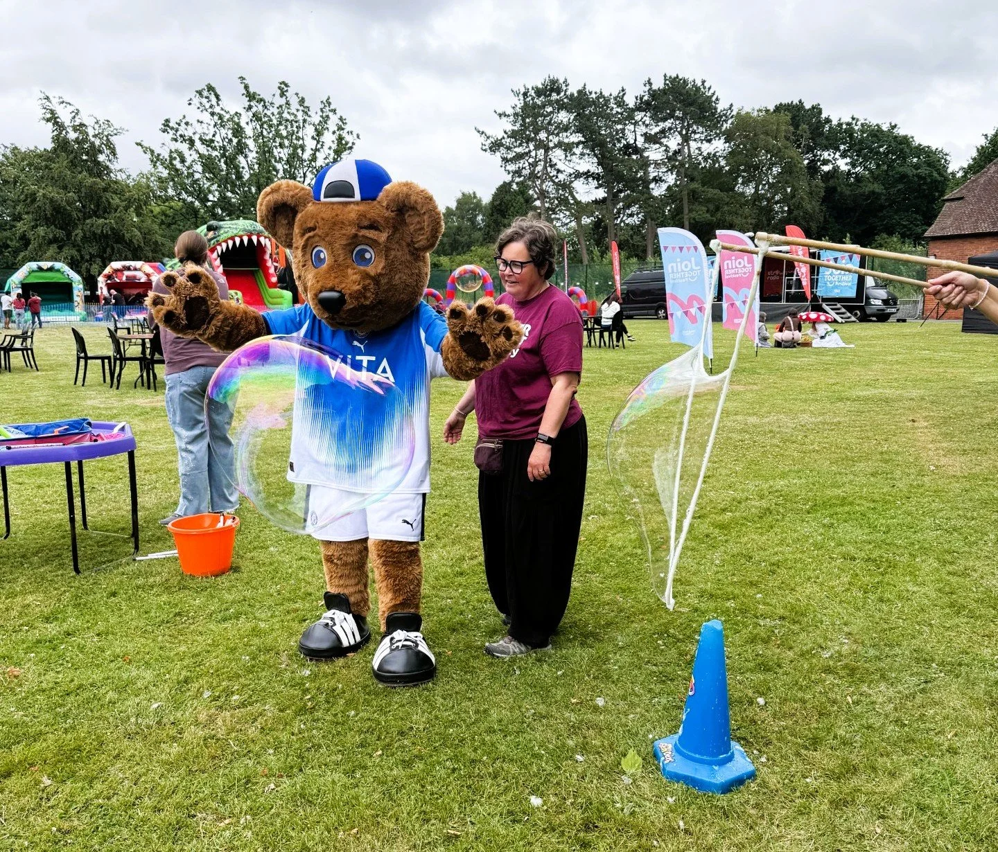 Bubble Entertainer Manchester Stockport Cheshire Giant Bubbles Bubbles for Events