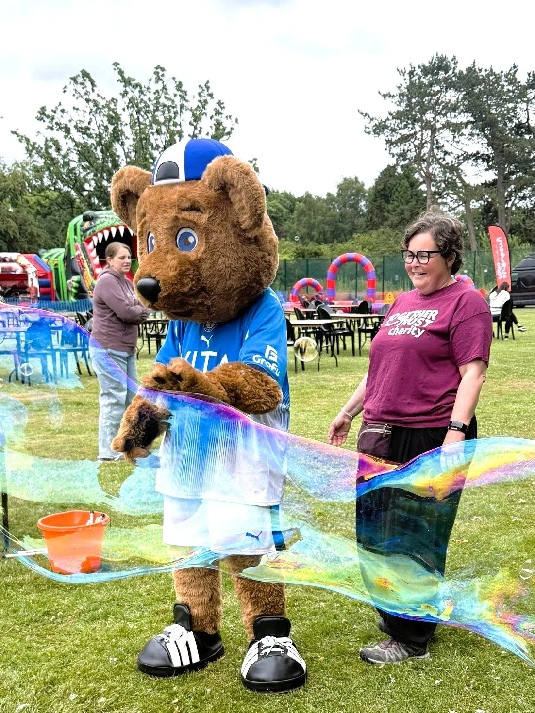 Bubble Entertainer Manchester Stockport Cheshire Giant Bubbles Bubbles for Events