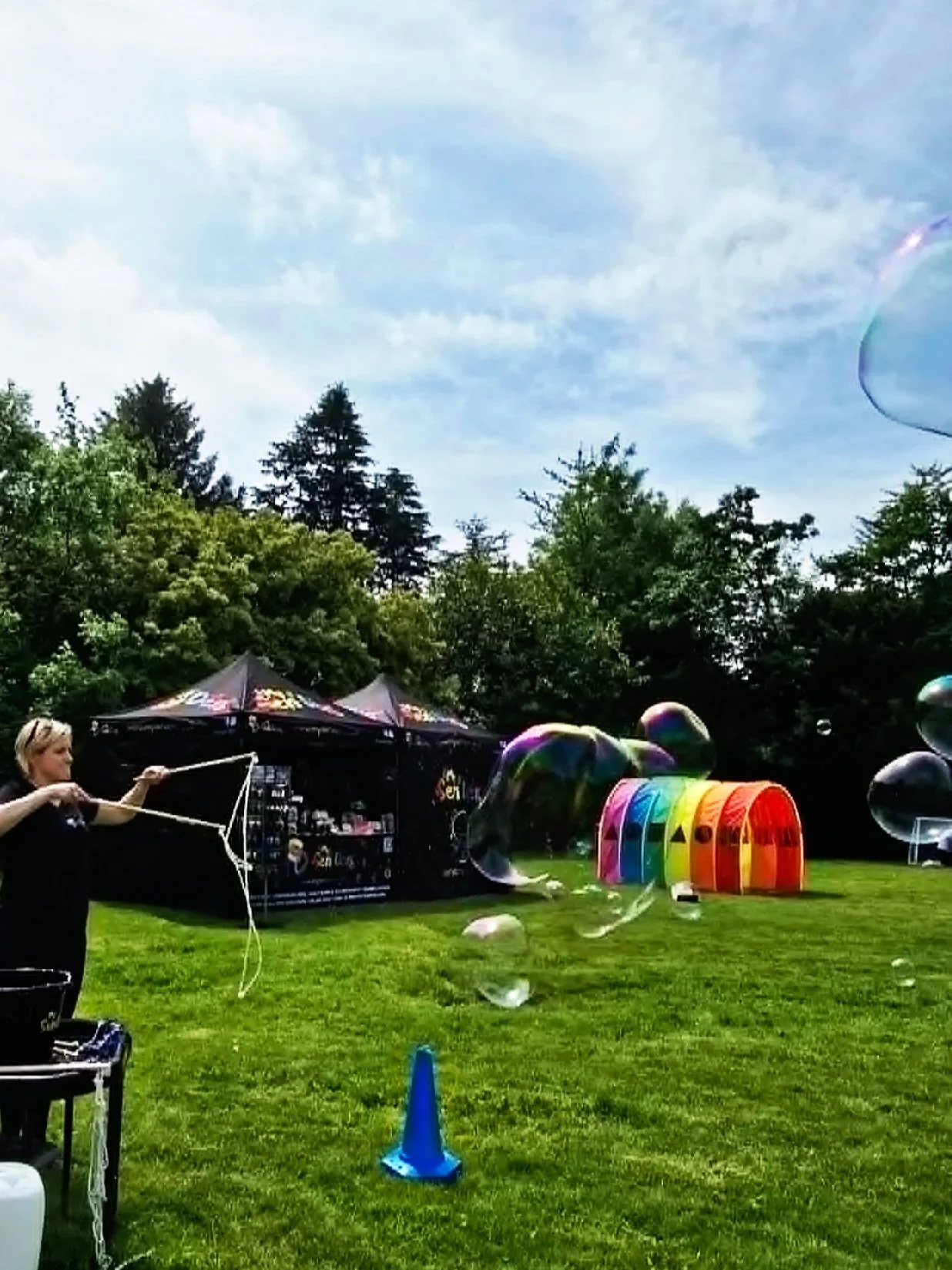 Bubble Entertainer Giant Bubbles Manchester Cheshire Stockport