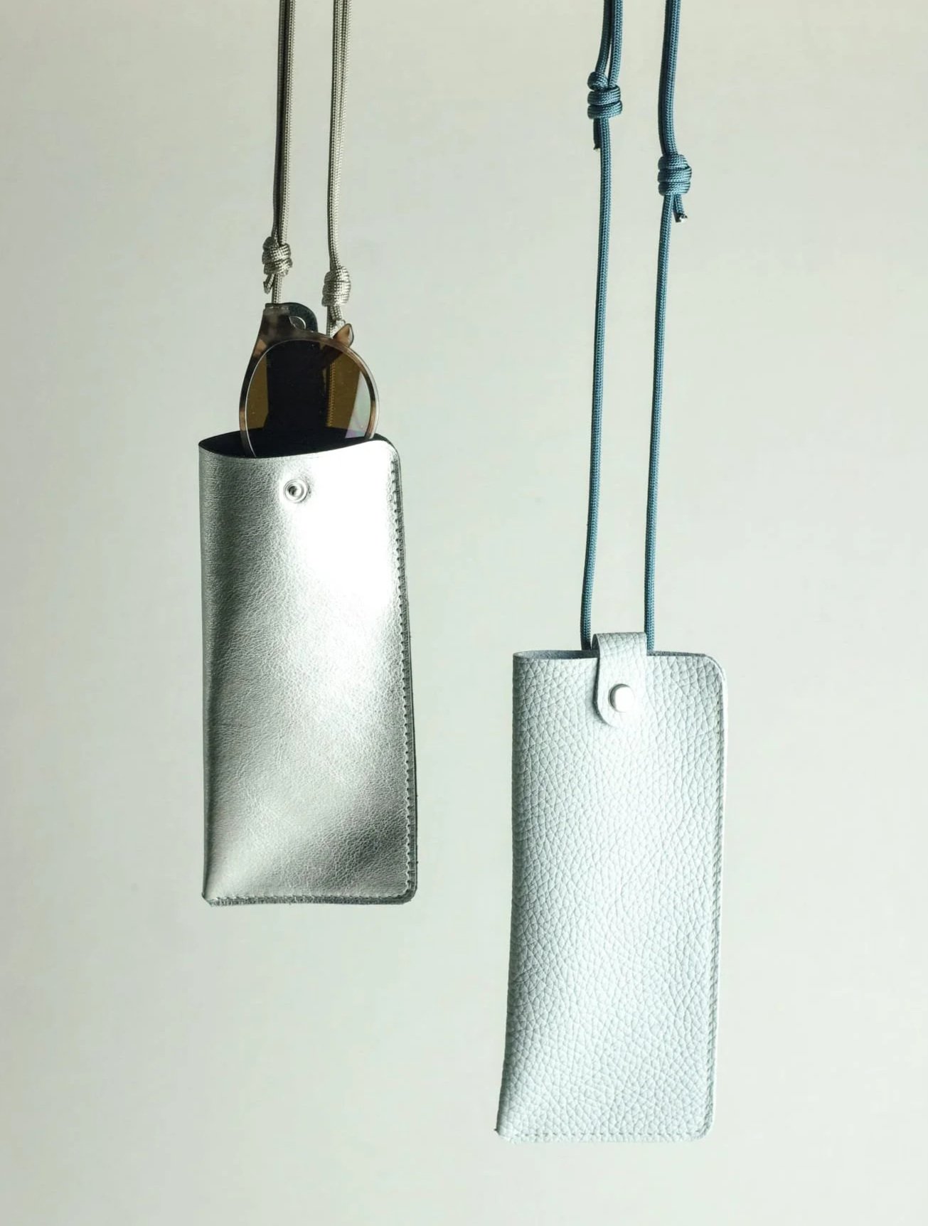 etui+lunettes+cuir+argent+et+bleu+ciel.jpg