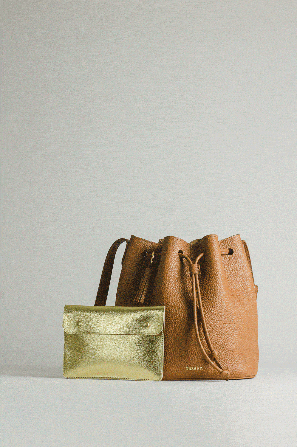 sac seau en cuir marron fauve et pochette dorée